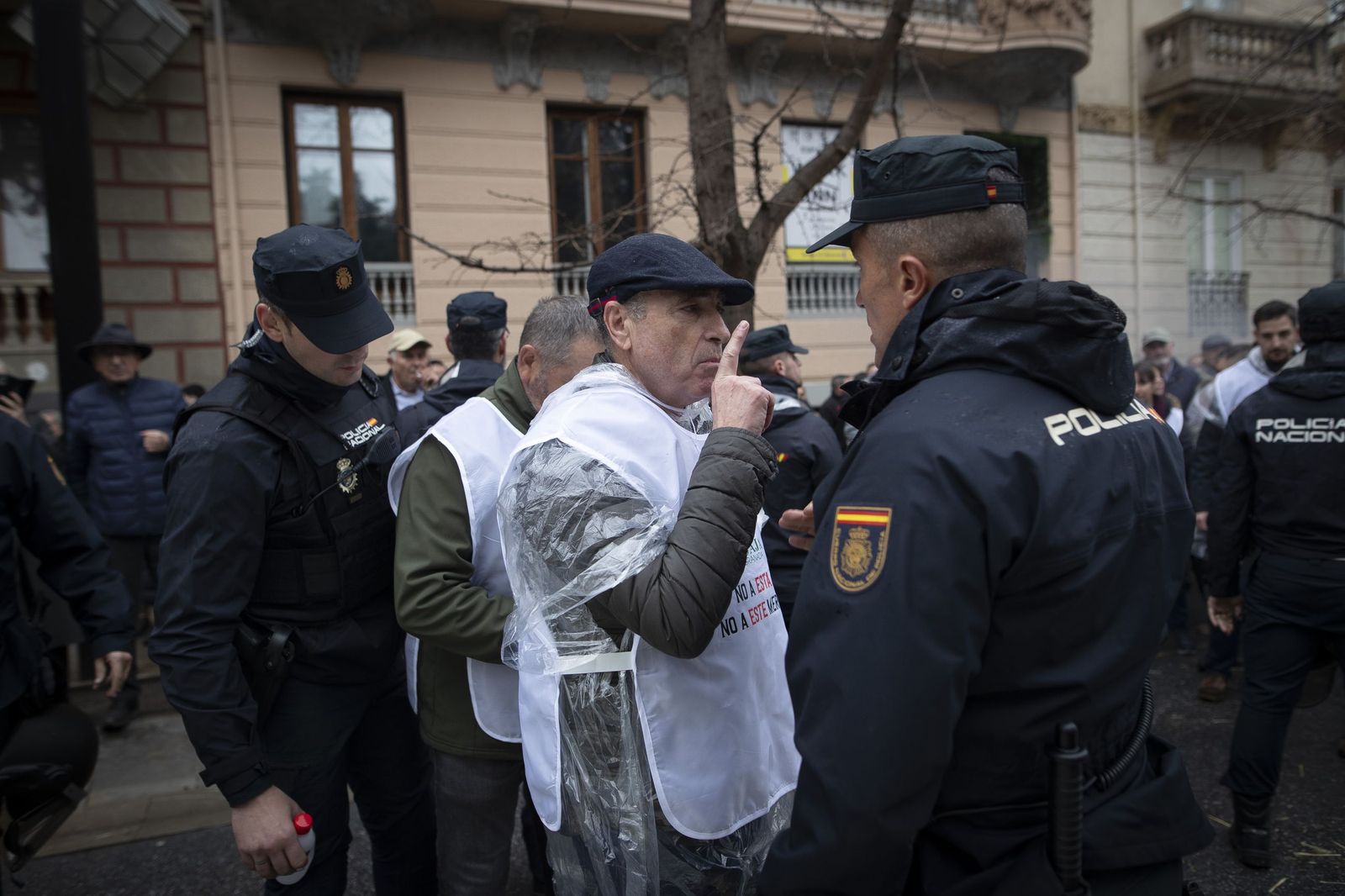 Las mejores imágenes de la tractorada que ha paralizado Granada bajo la lluvia