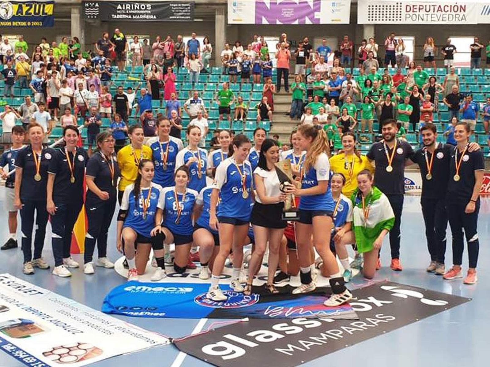 El Cadete femenino de Balonmano Montequinto celebrando su título de Campeón de España.