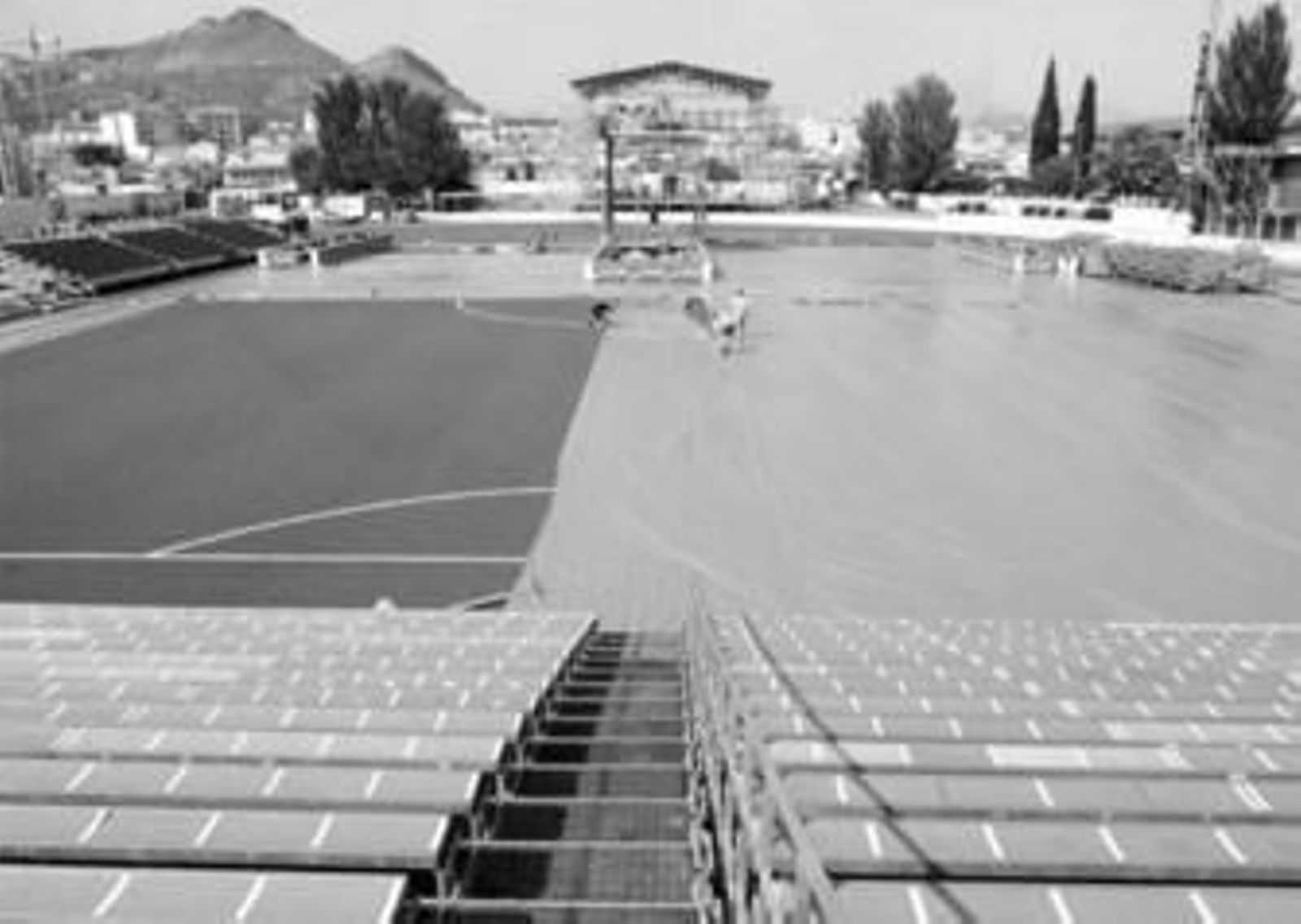 1. Imagen del aspecto general que ofrecía ayer el campo de fútbol de Atarfe, a falta tan sólo de unas horas para uno de los mayores conciertos que se celebrarán este año. 2. Los operadores y técnicos de montaje ultiman los preparativos para que todo esté  listo a la llegada de Roger Waters a Granada. / FOTOS: PEPE VILLOSLADA