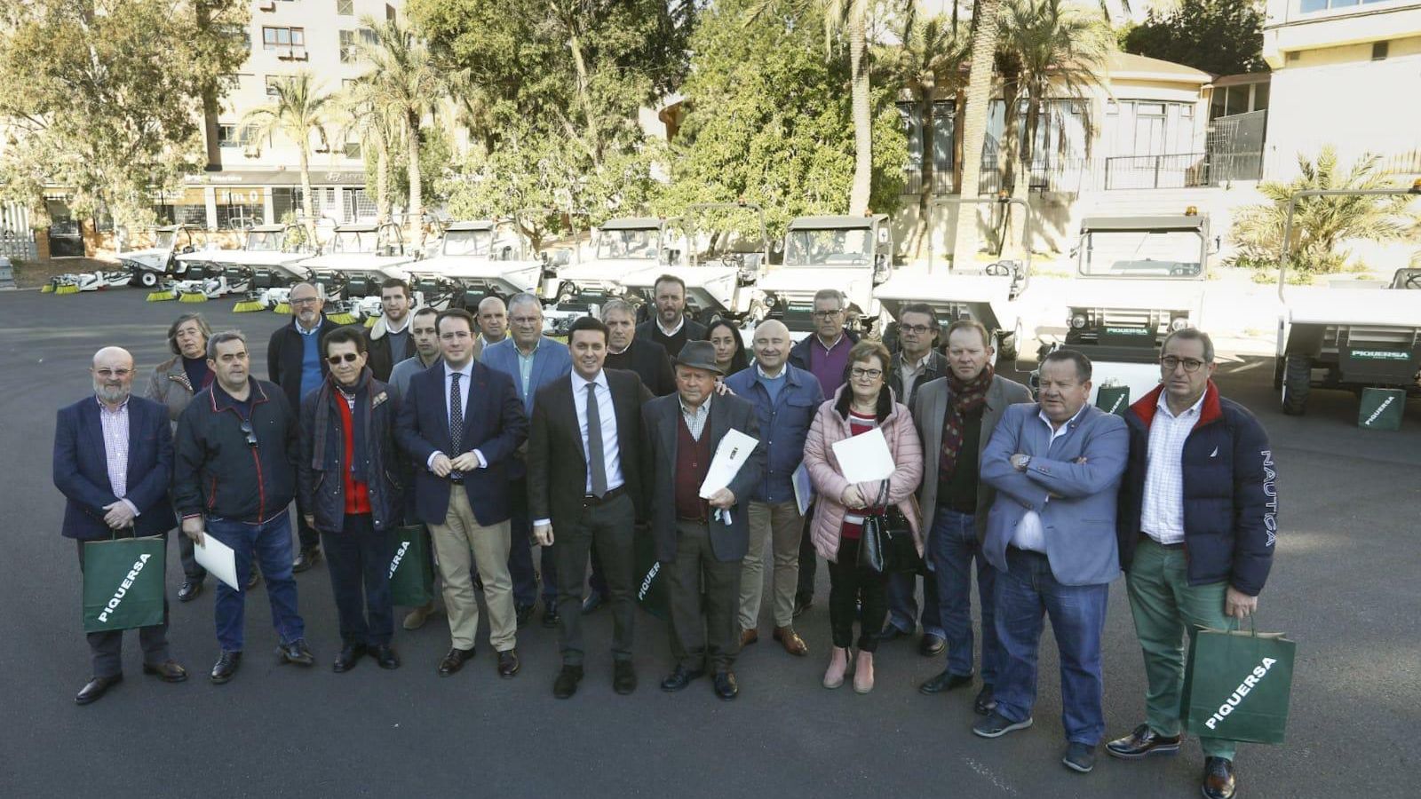 Javier A. García con los alcaldes beneficiarios junto a la maquinaria.