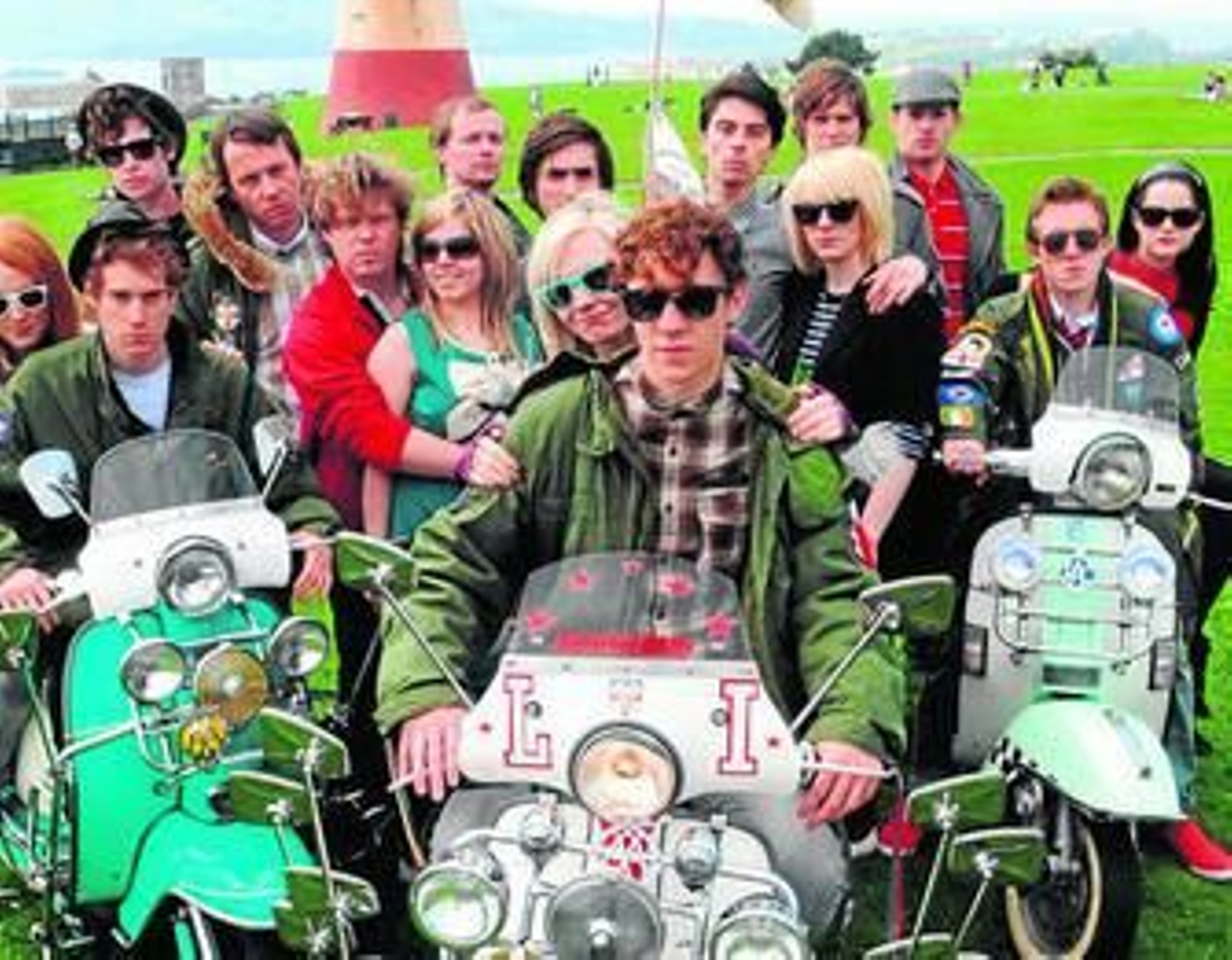 Un grupo de jóvenes Mods con sus scooters.