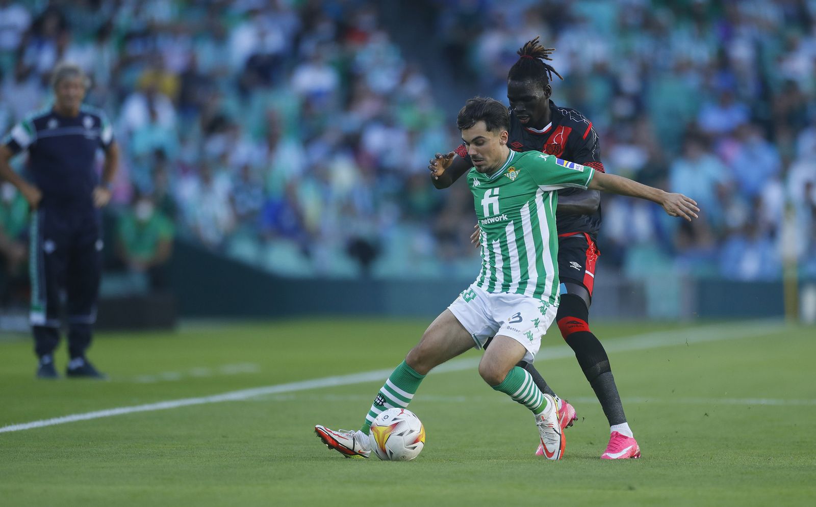 Rodri protege el balón ante Pathé Ciss en un lance del partido.
