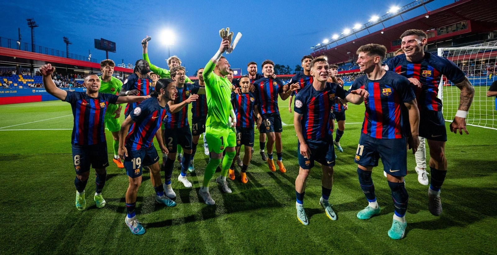 Los jugadores del Barcelona Atlètic celebran su clasificación para el 'play off' de ascenso a Segunda.