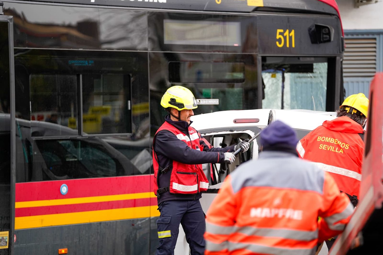 Las fotos del accidente múltiple entre un autobús de Tussam y un camión en Sevilla