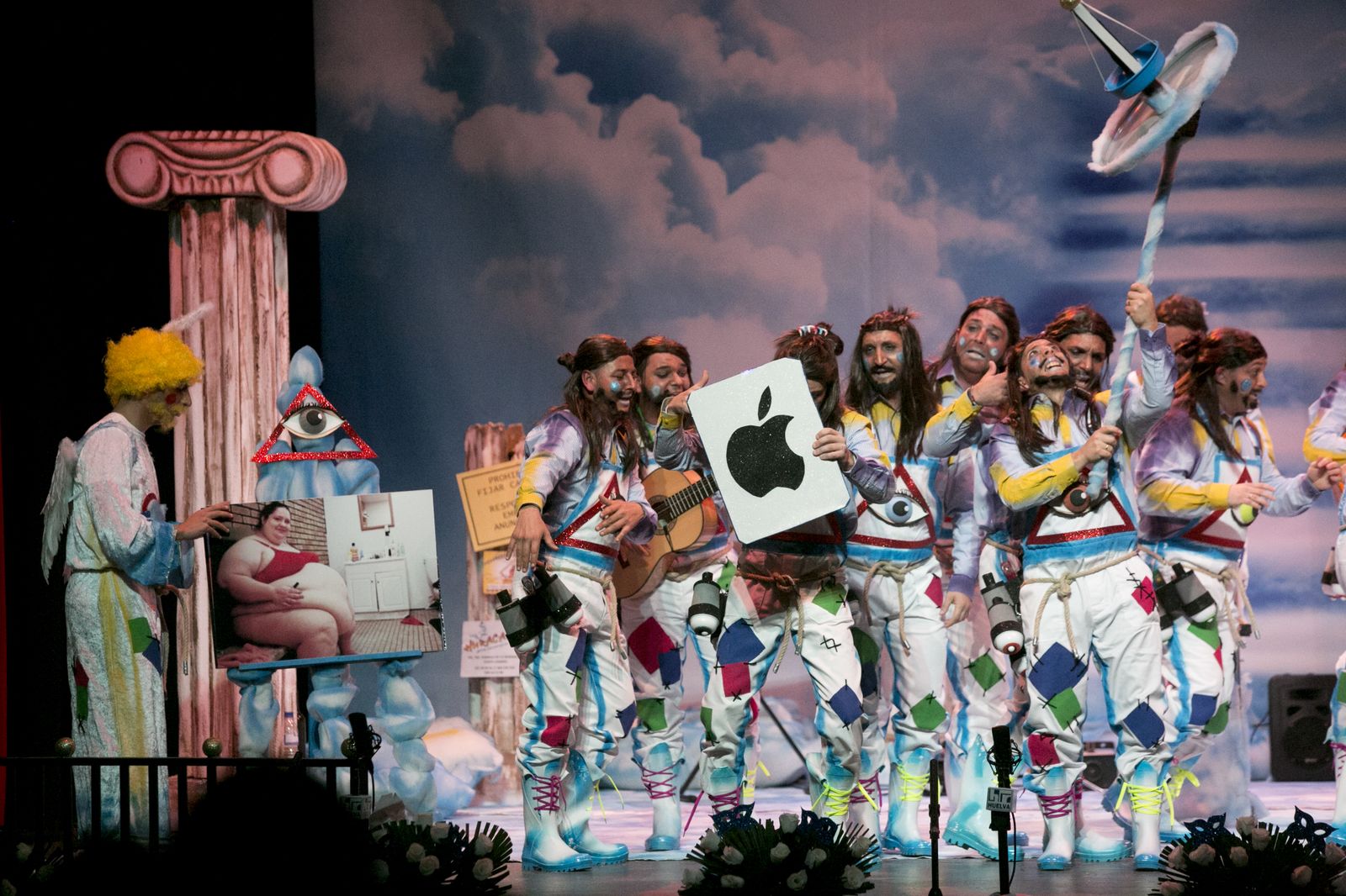 La murga 'Deja de perdir, que no soy Cofidí', de Punta Umbría.