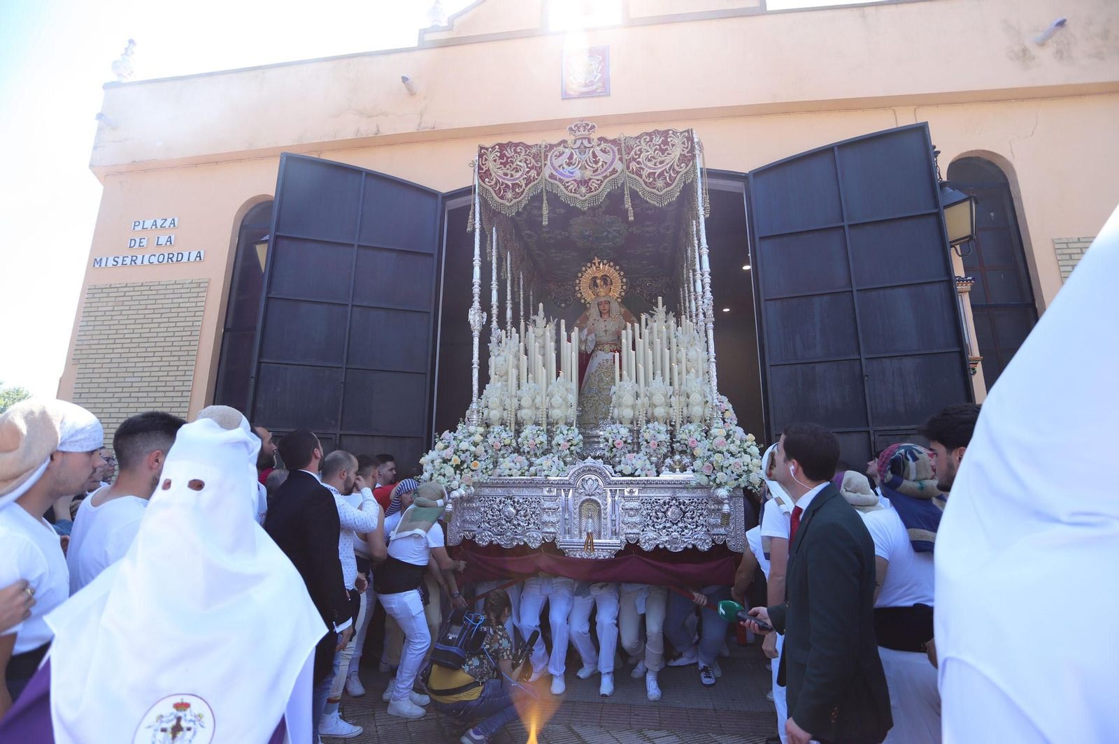 Imágenes del recorrido de la Hermandad del Cristo Cautivo de Huelva