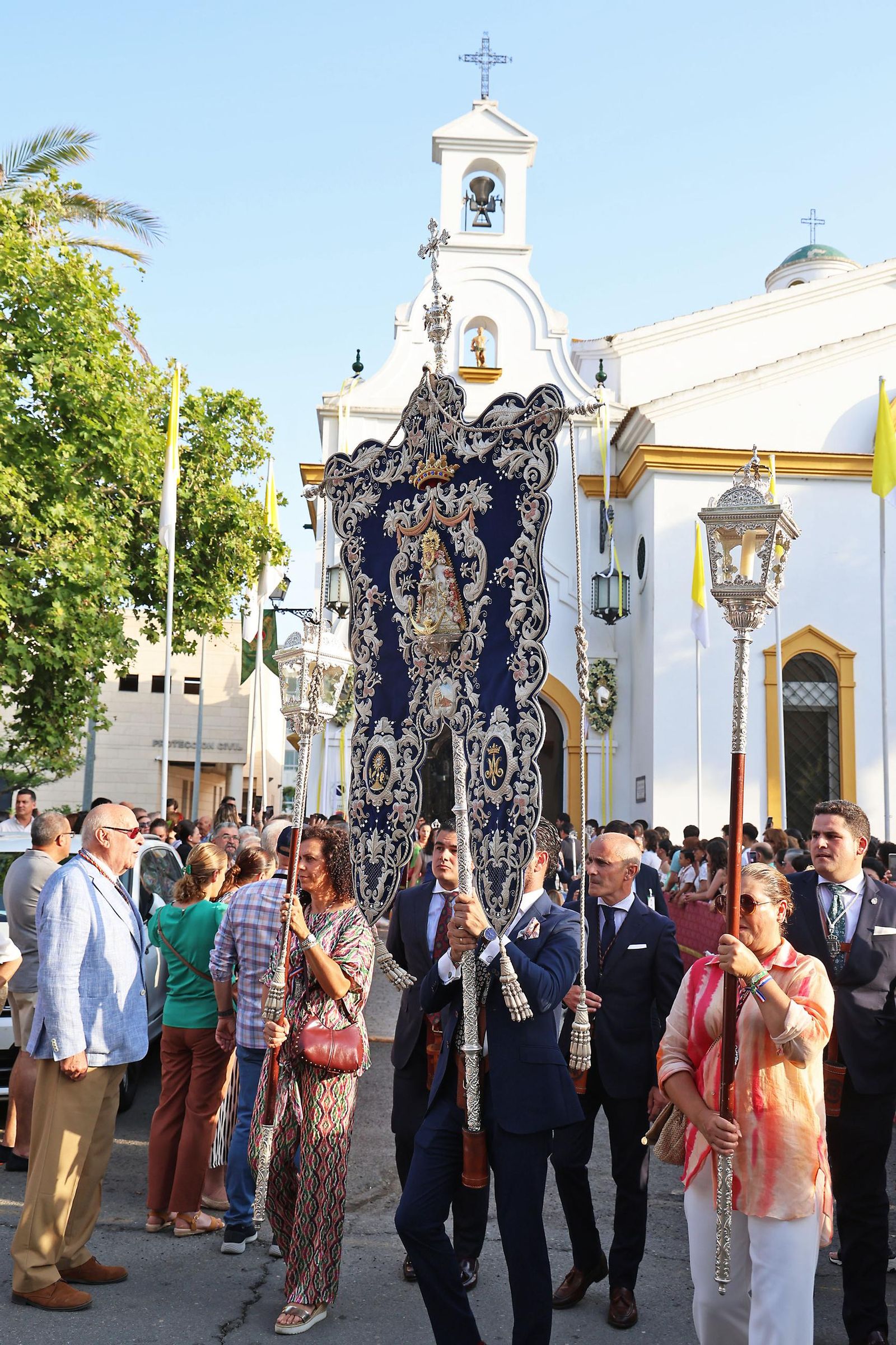 Imágenes del Rosario Jubilar rociero celebrado por las 25 hermandades filiales de la Matriz de Almonte en La Merced