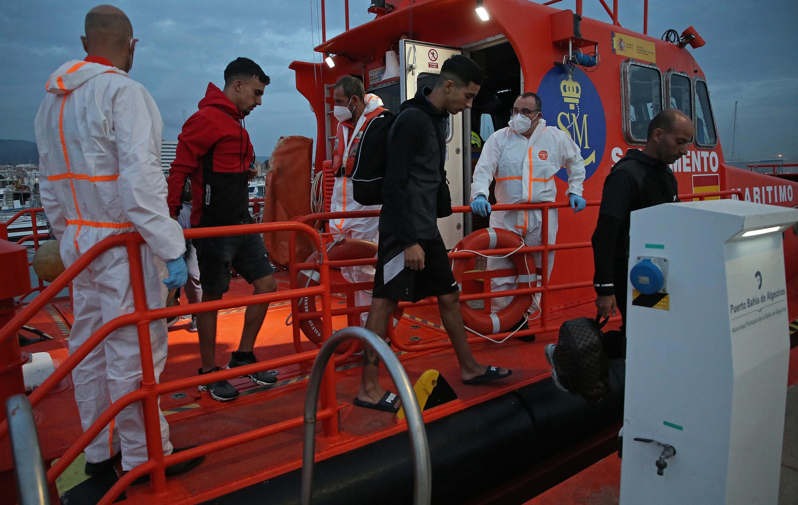 Imágenes de los 10 migrantes rescatados por Salvamento Marítimo en Algeciras