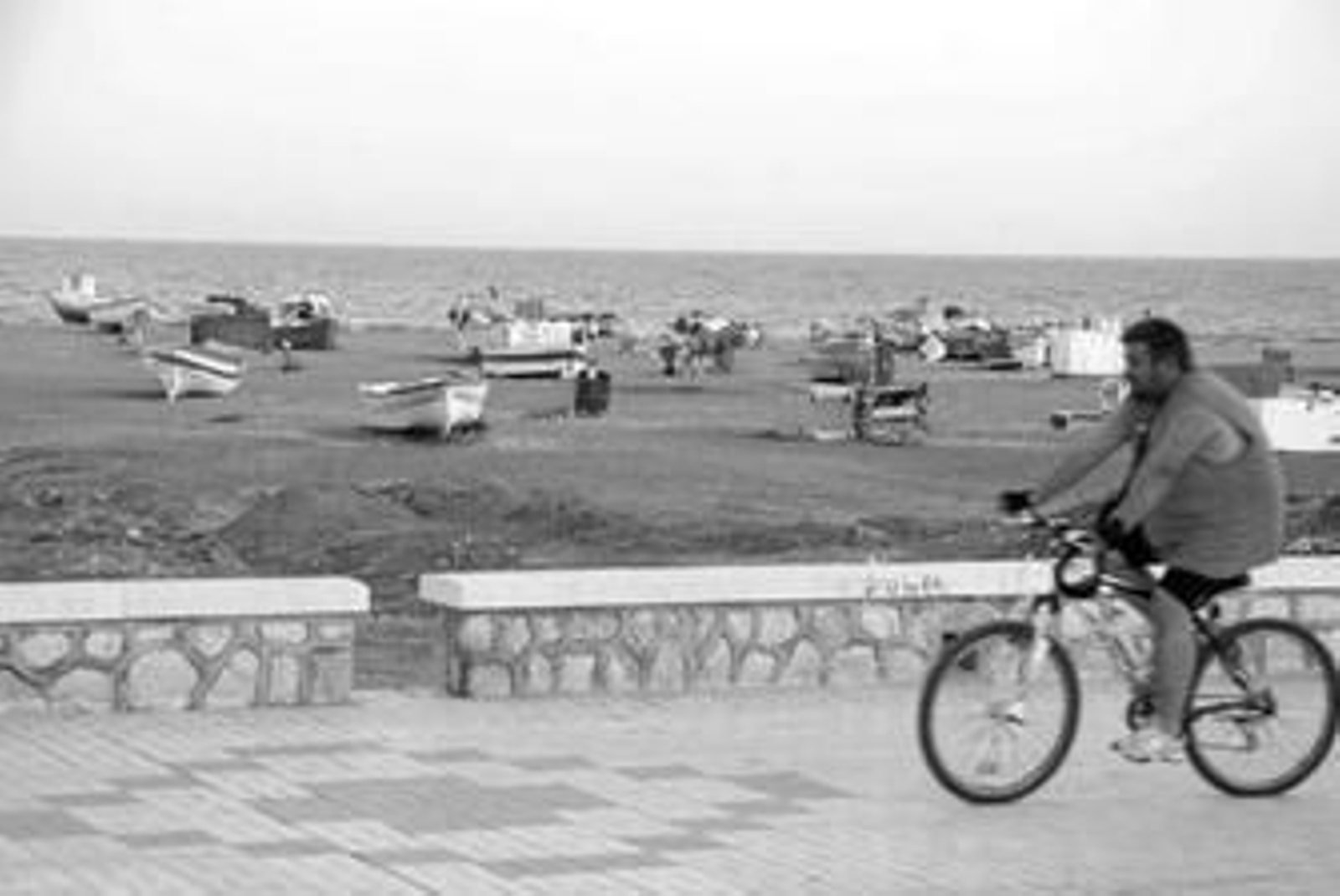 Zona del Paseo Marítimo Antonio Machado, donde algunos inmigrantes acuden por la noche para dormir en la playa.