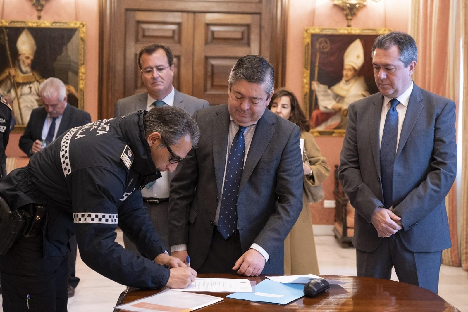 Uno de los agentes toma su cargo.