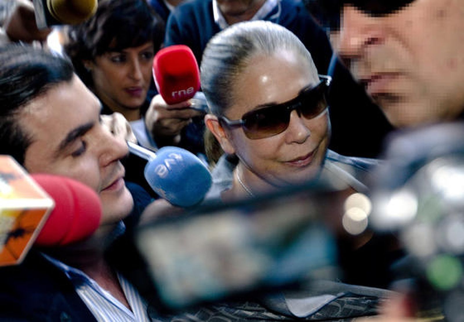 Isabel Pantoja levanta un revuelo mediático a su llegada a los juzgados de Marbella. / EFE