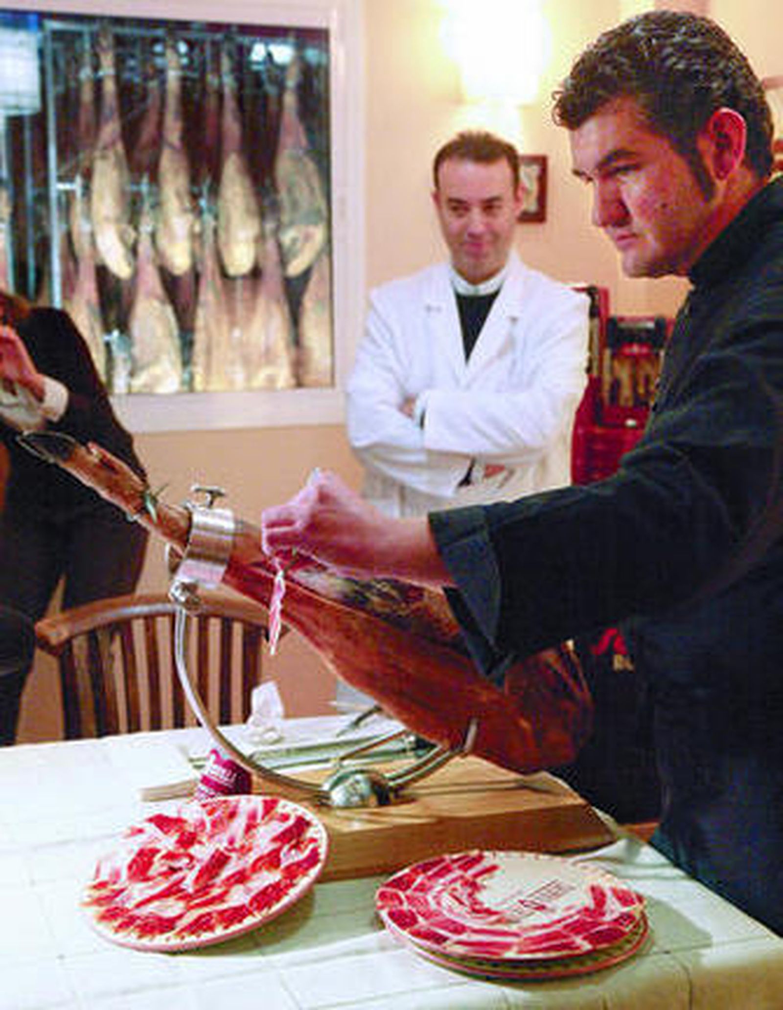 Antonio García corta jamón delante de Constantino Morera.