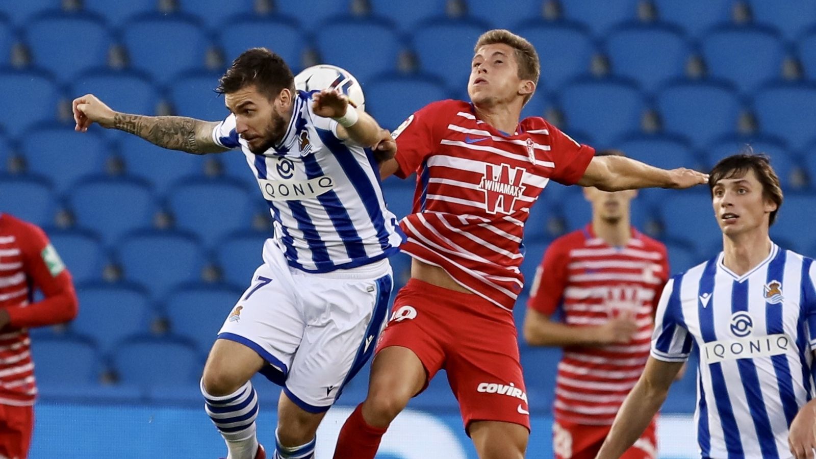 Isma Ruiz salta con Portu antes de que el centrocampista granadino fuera sustituido por su compañero Brunet.