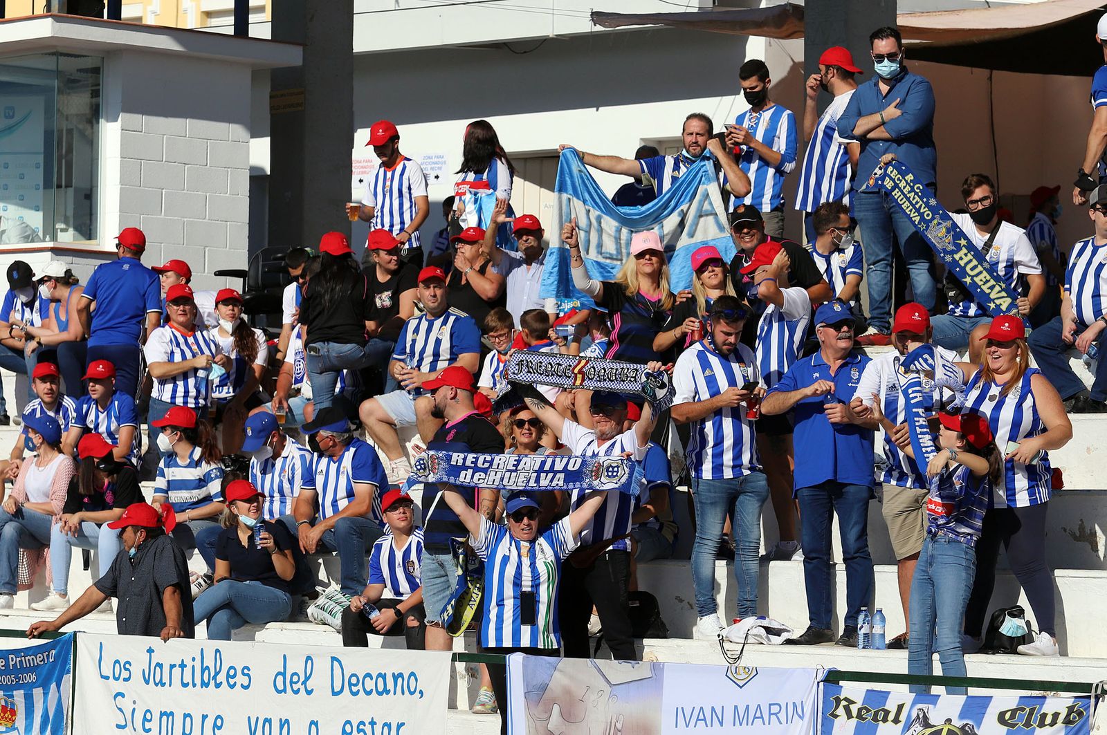 Imágenes de la afición más fiel del Recre en su visita al campo del Antoniano