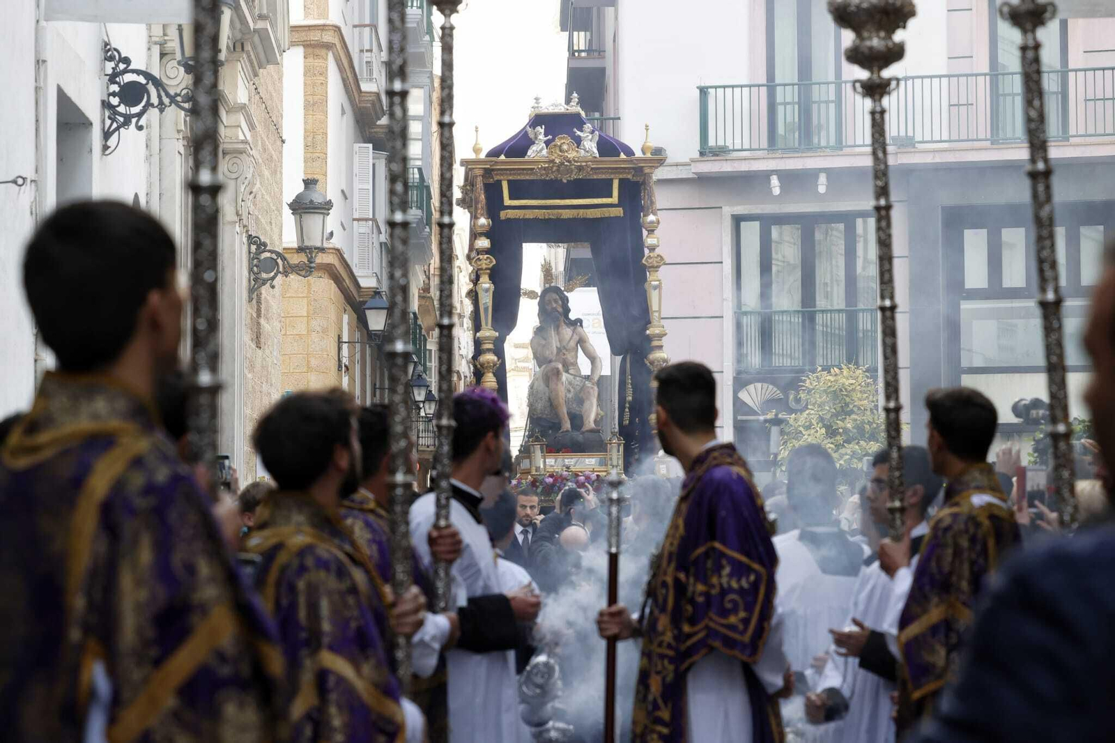 Las imágenes del vía crucis oficial de las hermandades de Cádiz de 2023