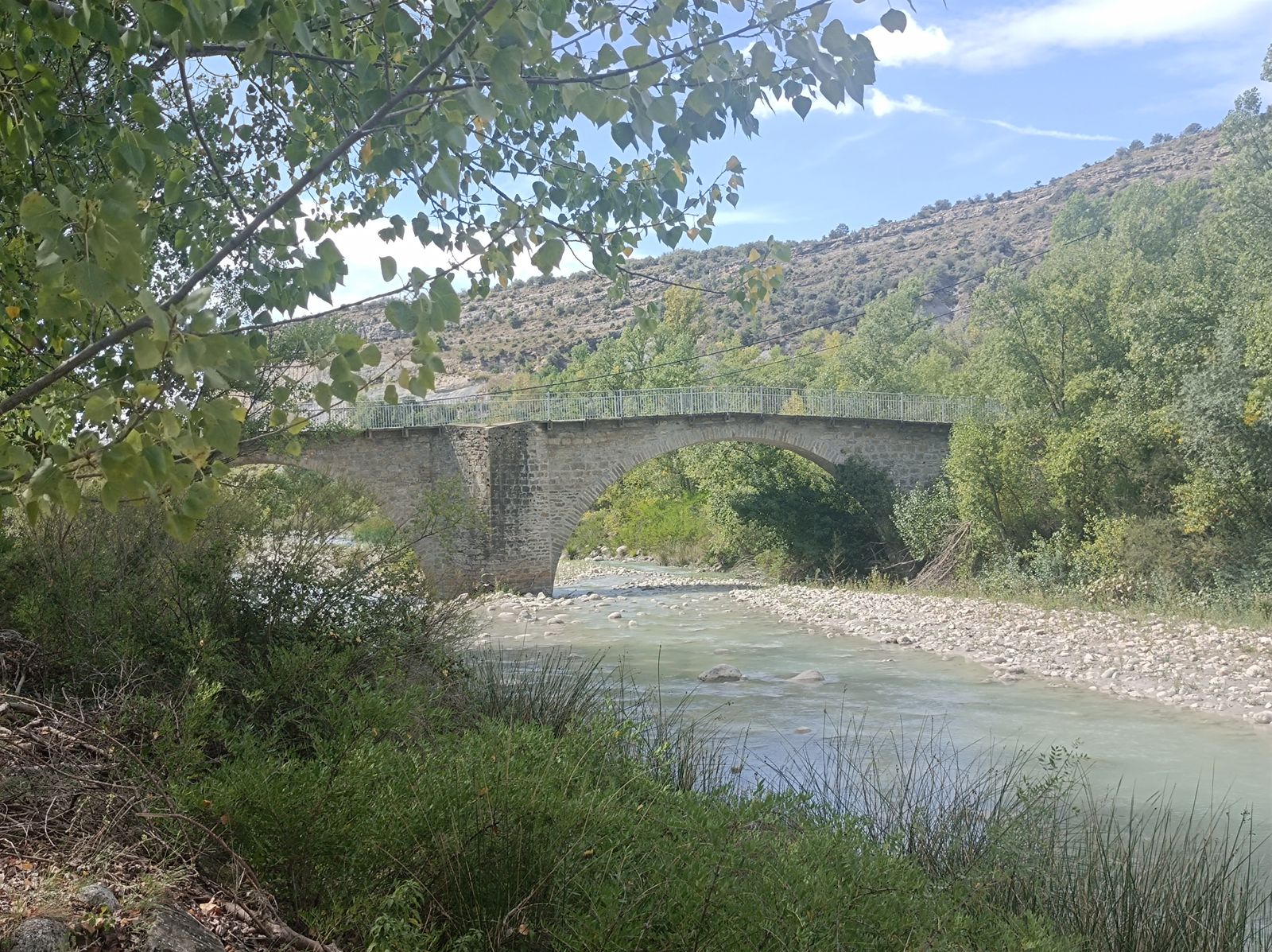 Cruzamos el río por este impresionante puente románico que da acceso a La Puebla de Roda.