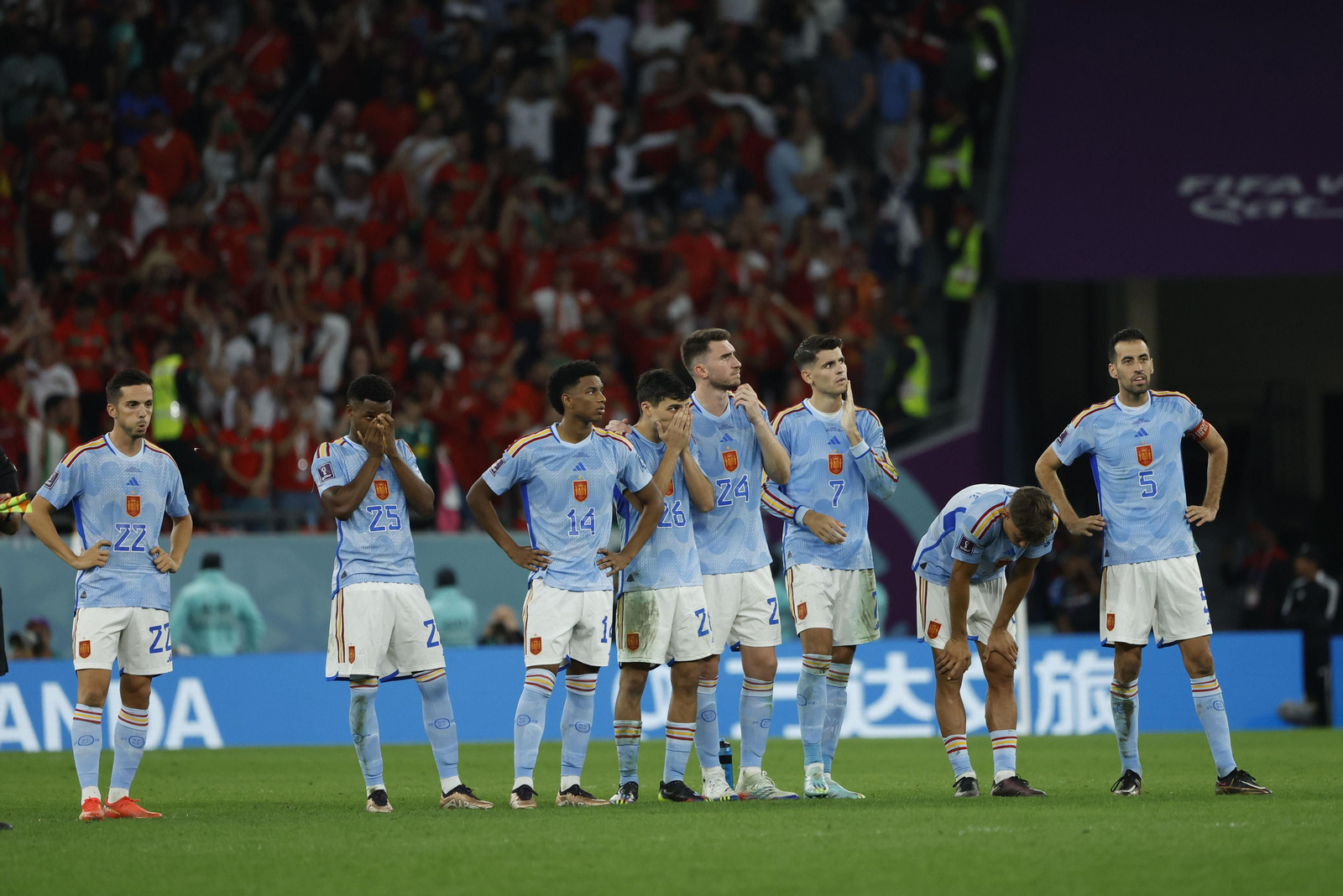 Los jugadores de la selección, con la mirada perdida en el final de la tanda de penaltis.