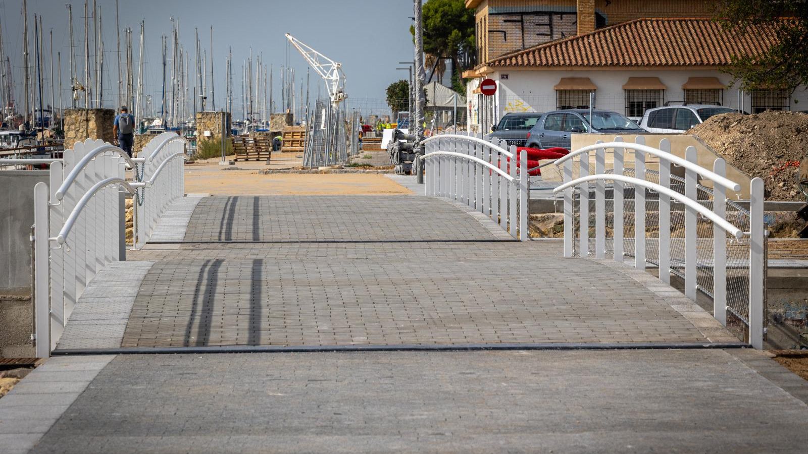 La nueva pasarela instala detrás de la Casa del Mar.