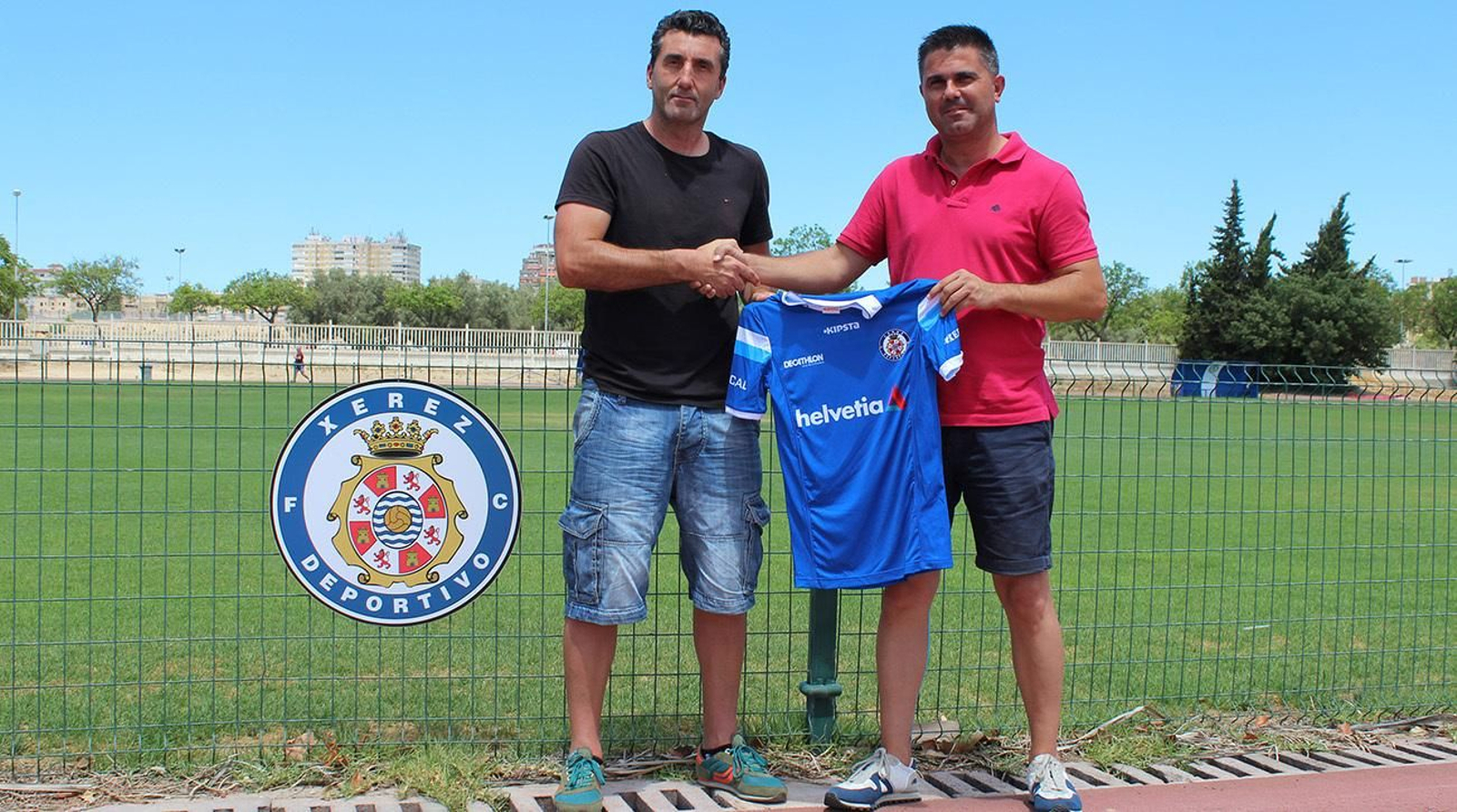 Juan Carlos Ramírez posa junto a Edu Villegas ayer en el Anexo.