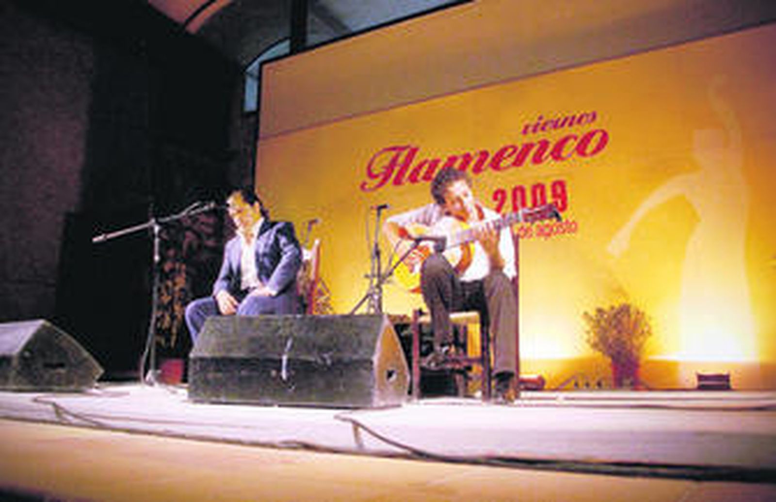 El cantaor Joaquín Marín 'El Quini' acompañado a la guitarra por Diego del Morao el viernes en el Cine Astoria.