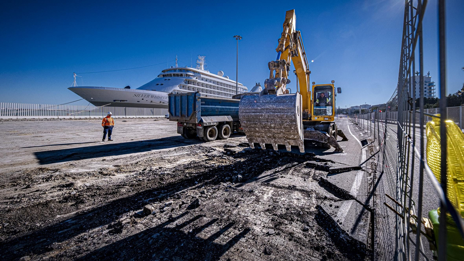 Maquinaria pesada trabajando en el Muelle Ciudad.
