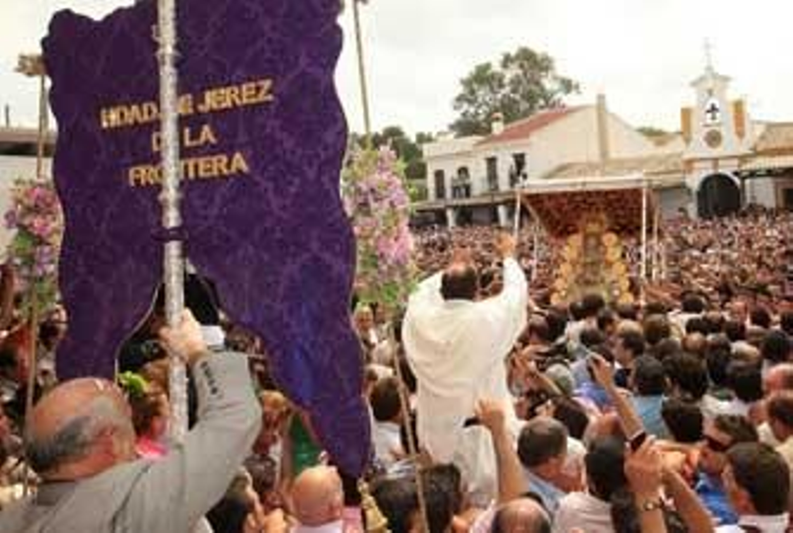 La Hermandad de Jerez rezó el Angelus ante la Virgen