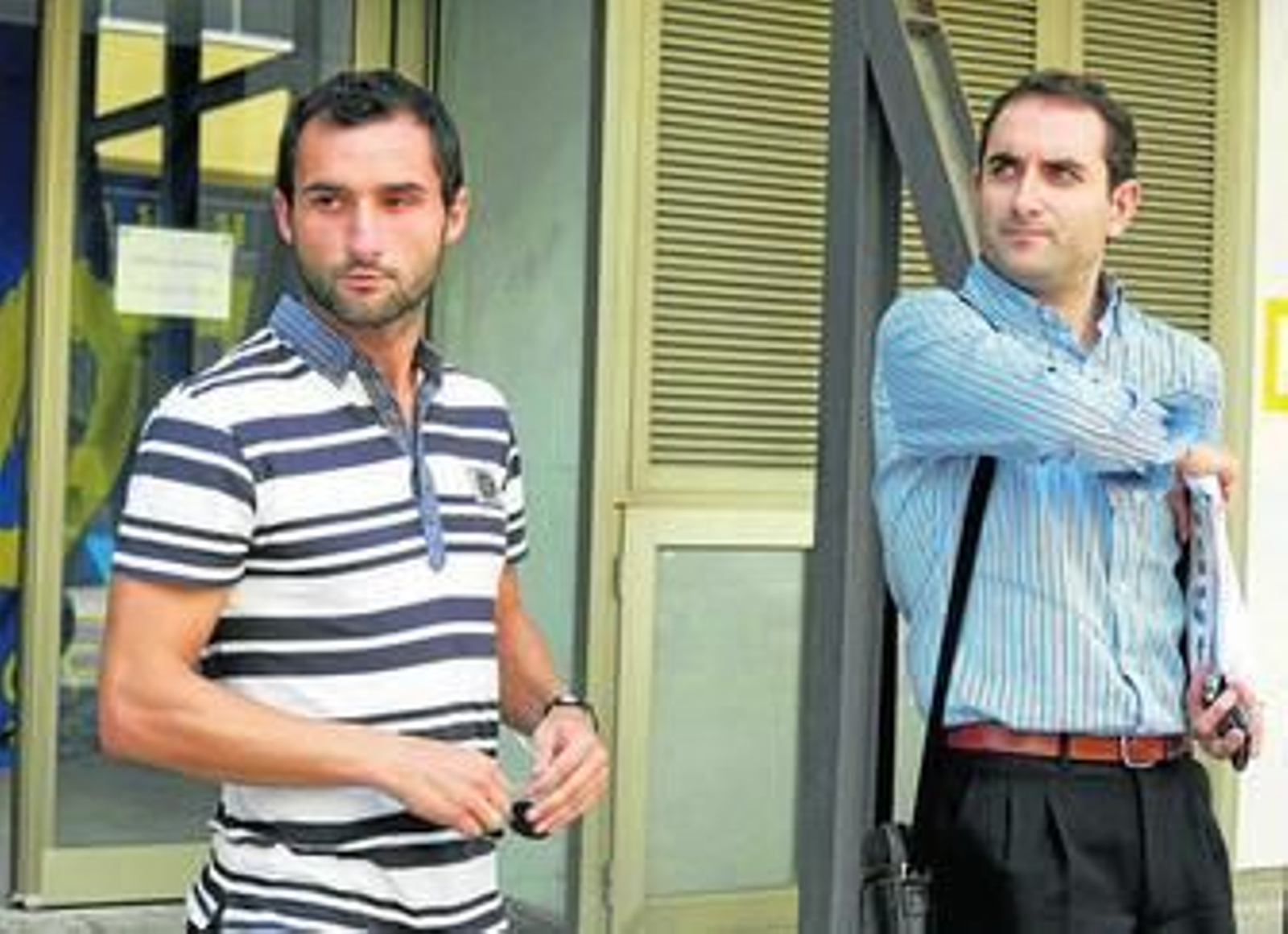 Daniel Cifuentes (i), saliendo ayer de las oficinas del estadio junto a su representante.