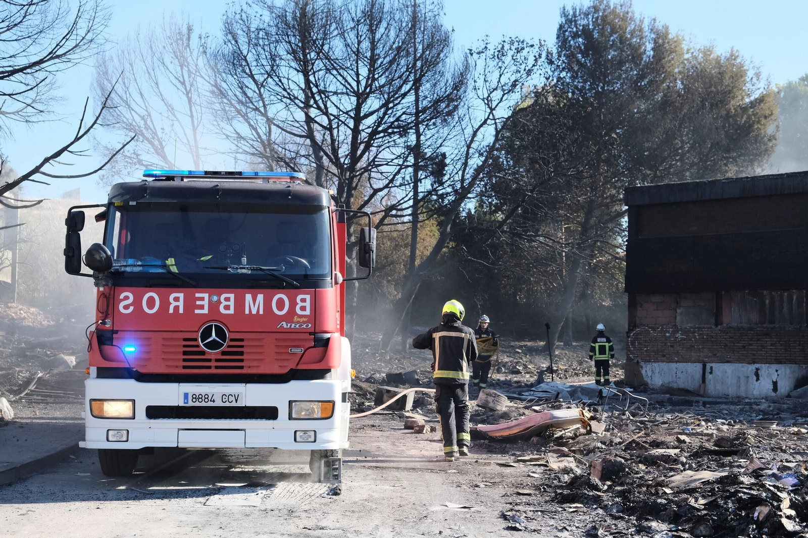 El día después del gran incendio de Chinales, en fotografías: rescoldos, humo y pérdidas El día después del gran incendio de Chinales, en fotografías: rescoldos, humo y pérdidas
