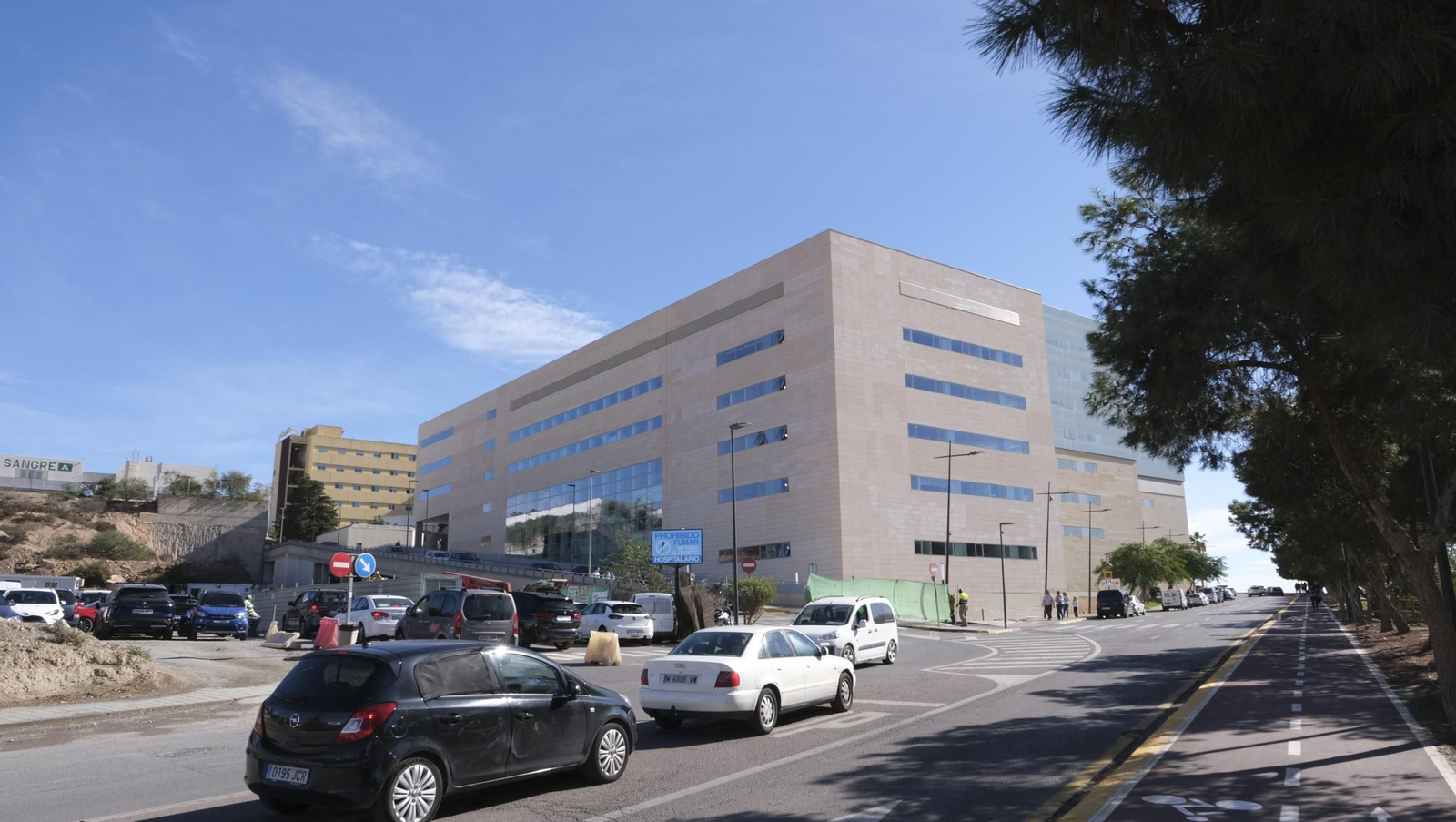 Visita del Consejero de Salud, Antonio Sanz, al nuevo edificio de consultas externas del Hospital Torrecárdenas, en imágenes