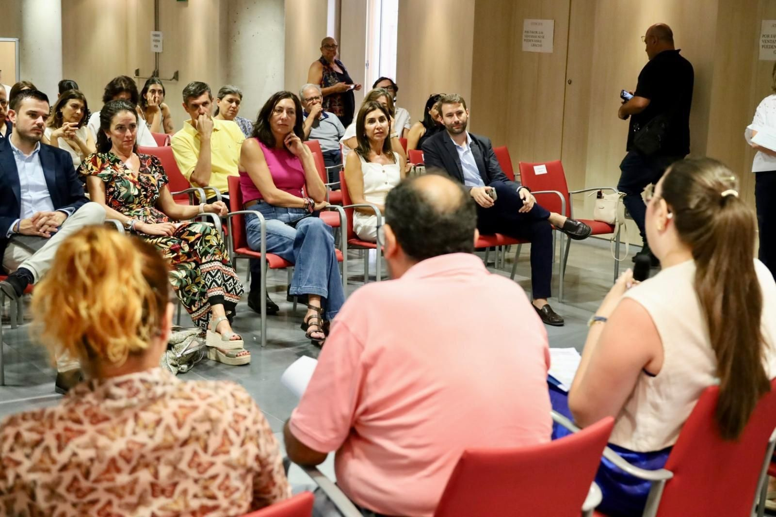 La consejera de Inclusión Social, Loles López, durante su visita al Foro Provincial de Innovación Social en Almería. La consejera de Inclusión Social, Loles López, durante su visita al Foro Provincial de Innovación Social en Almería.