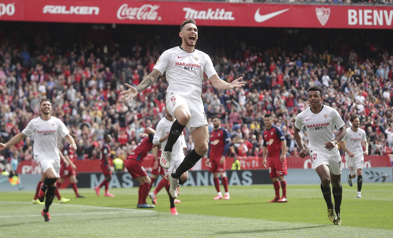 Ocampos celebra con un salto de alegría su gol al Osasuna.