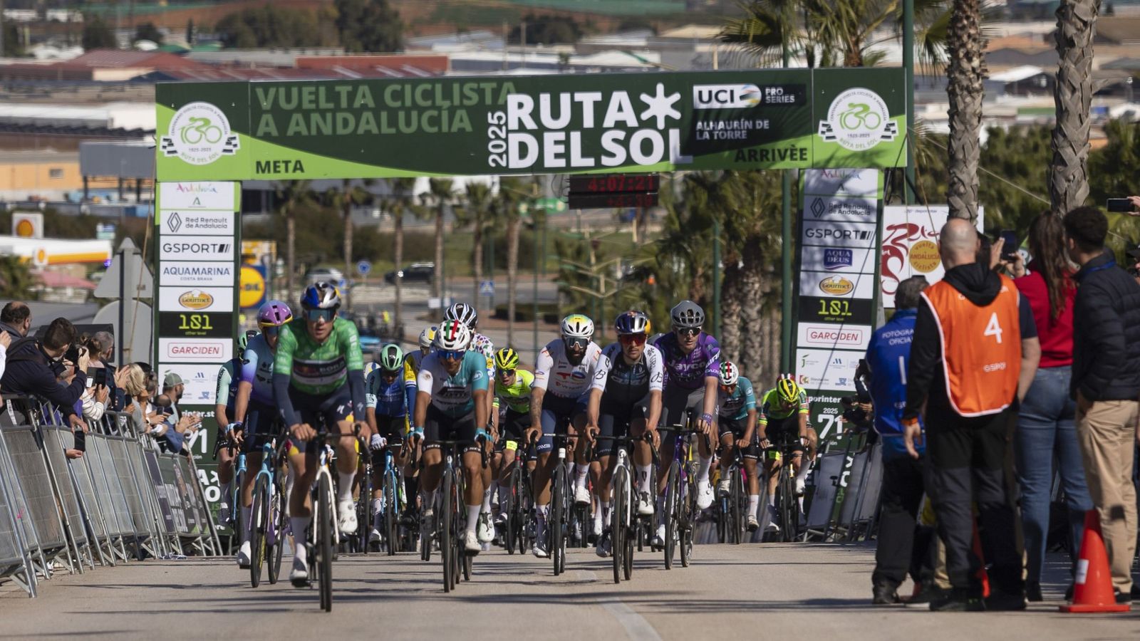 Salida de una de las etapas de la pasada Ruta del Sol - Vuelta Ciclista a Andalucía.