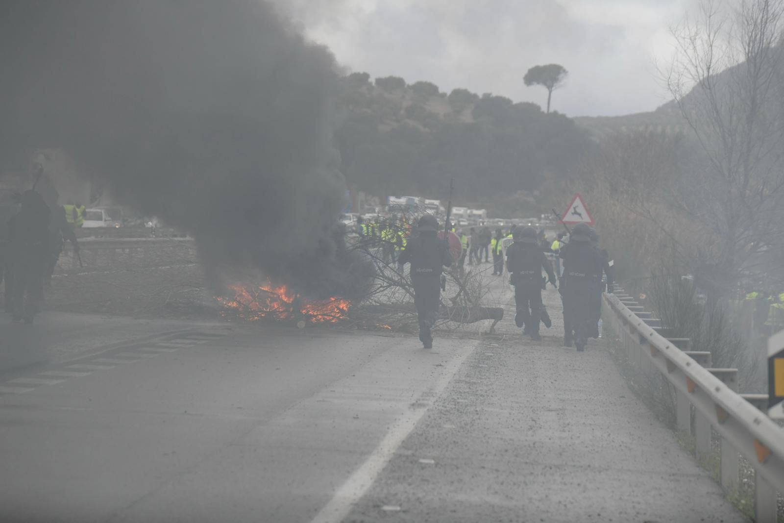 La intervención de la Guardia Civil en el corte de la A-92 por los agricultores, desde dentro