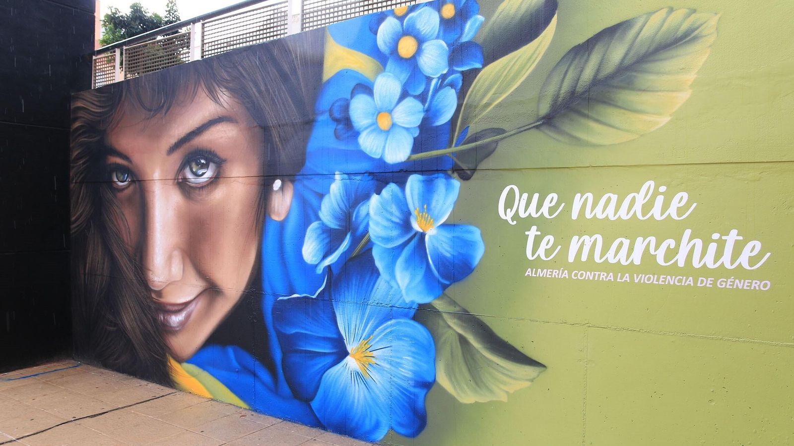 Mural realizado por el artista Moxaico en la plaza Primero de Mayo de Cruz de Caravaca.
