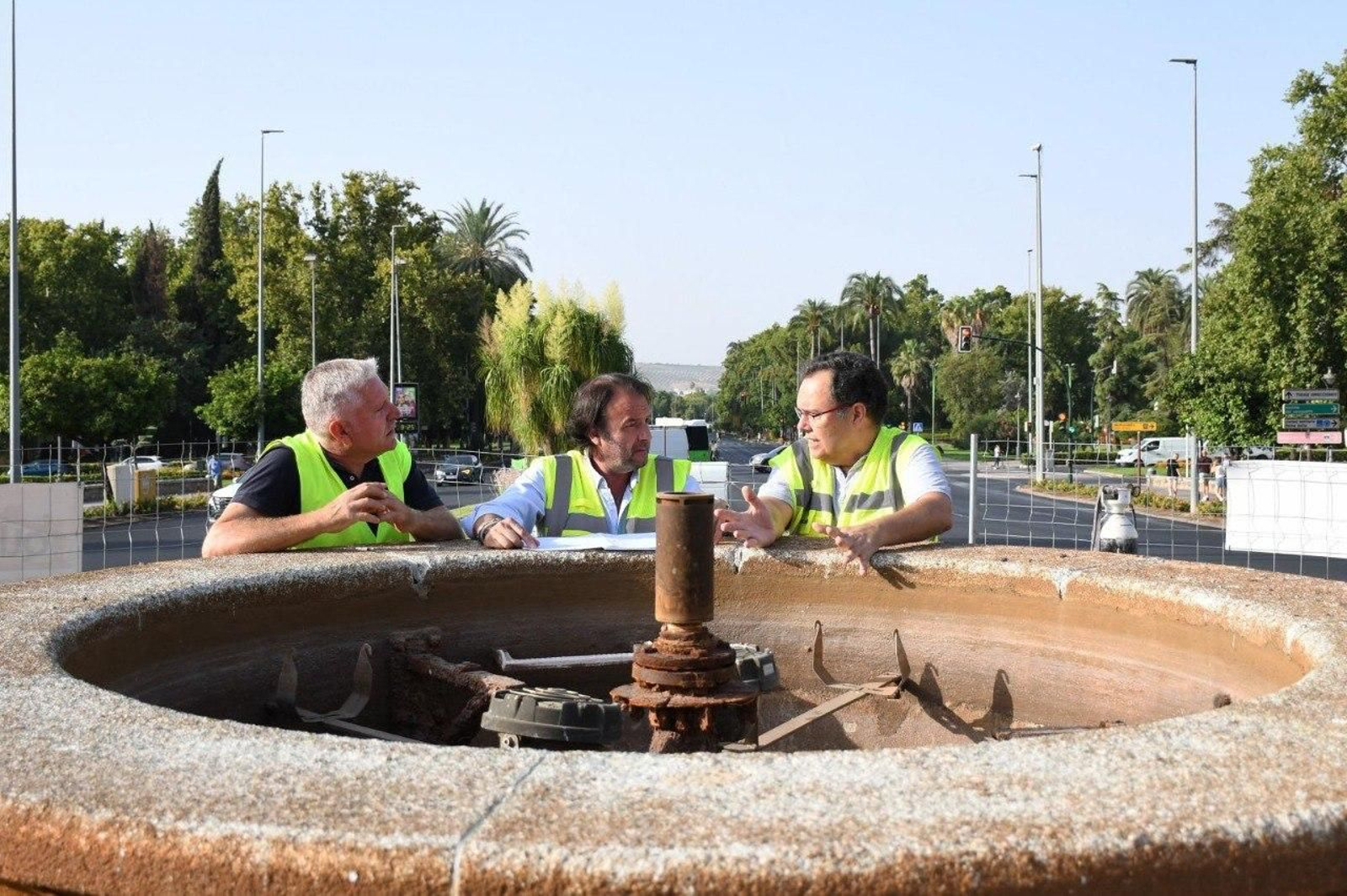 García-Ibarrola y los técnicos, en la antigua fuente del Meliá.
