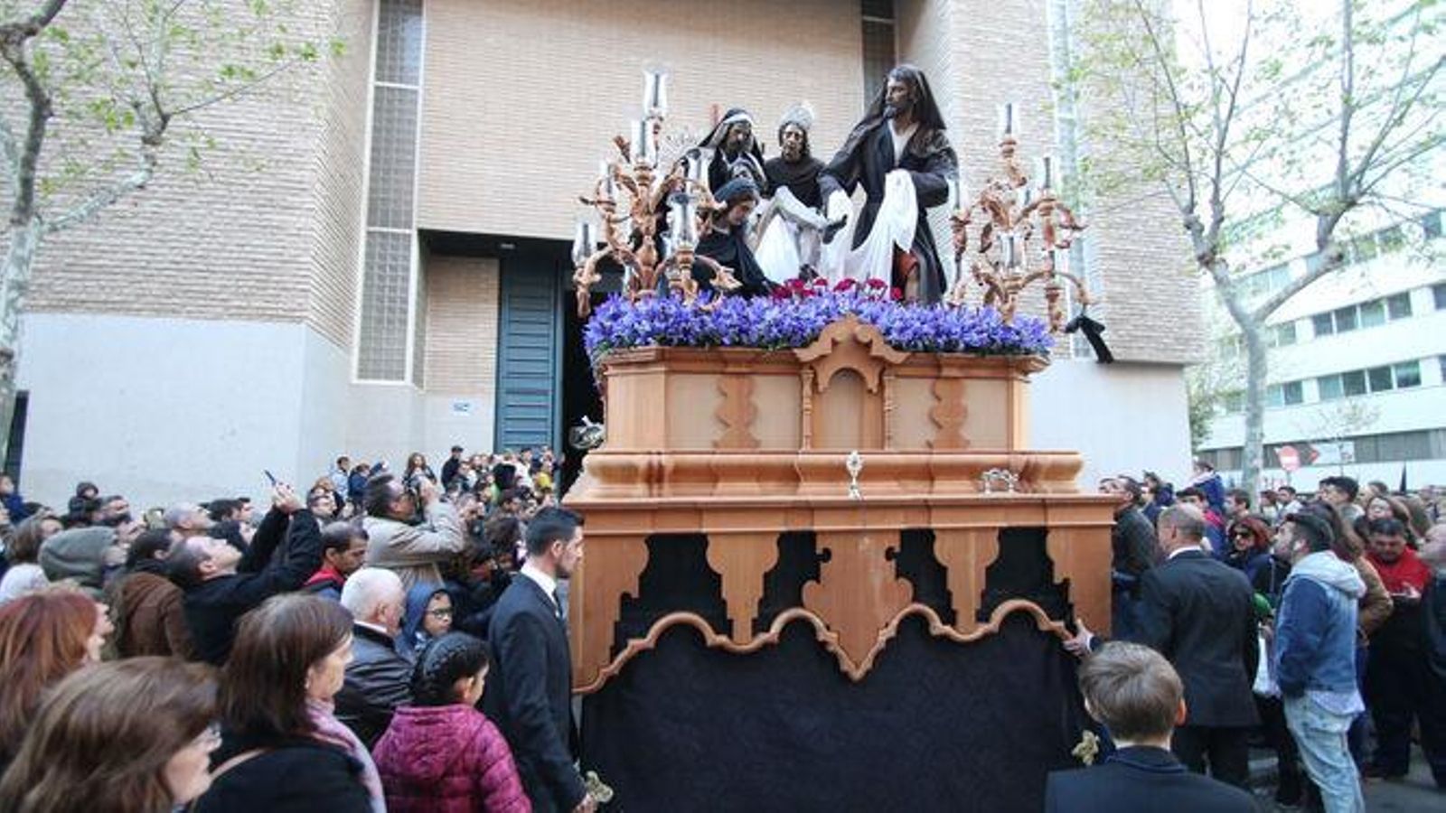 Paso de misterio de la Caridad.