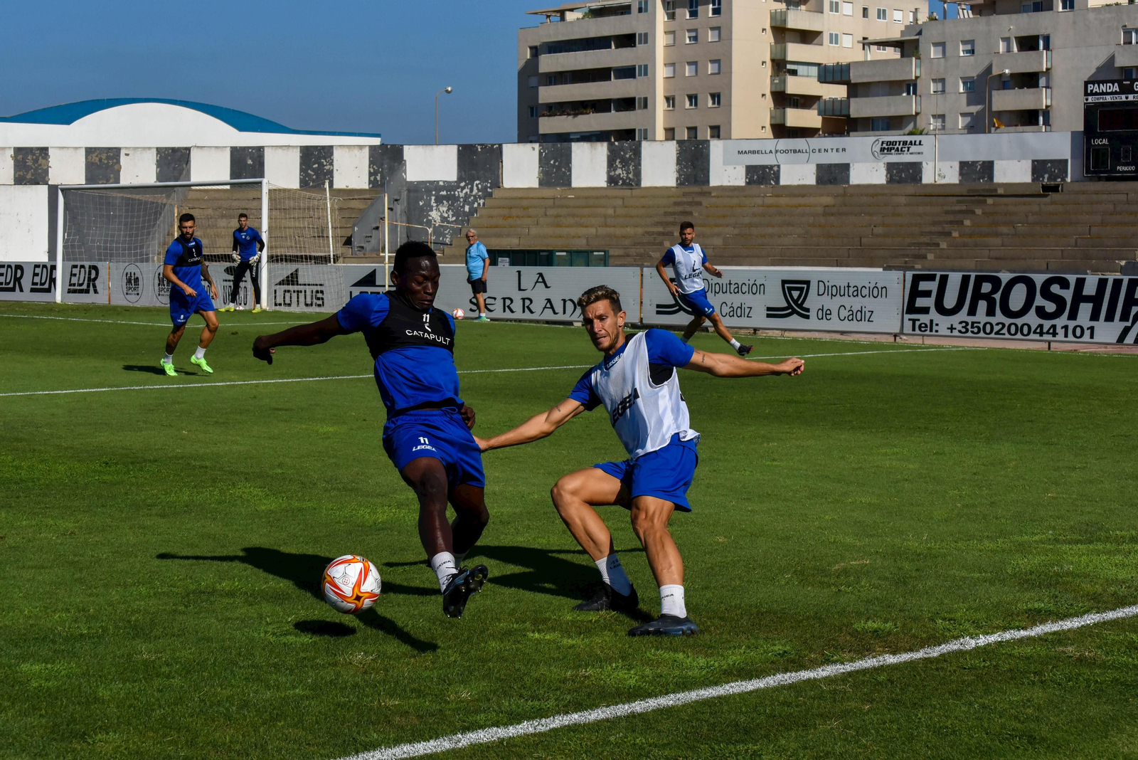 Koroma arrebata el balón a Víctor Mena durante un entrenamiento