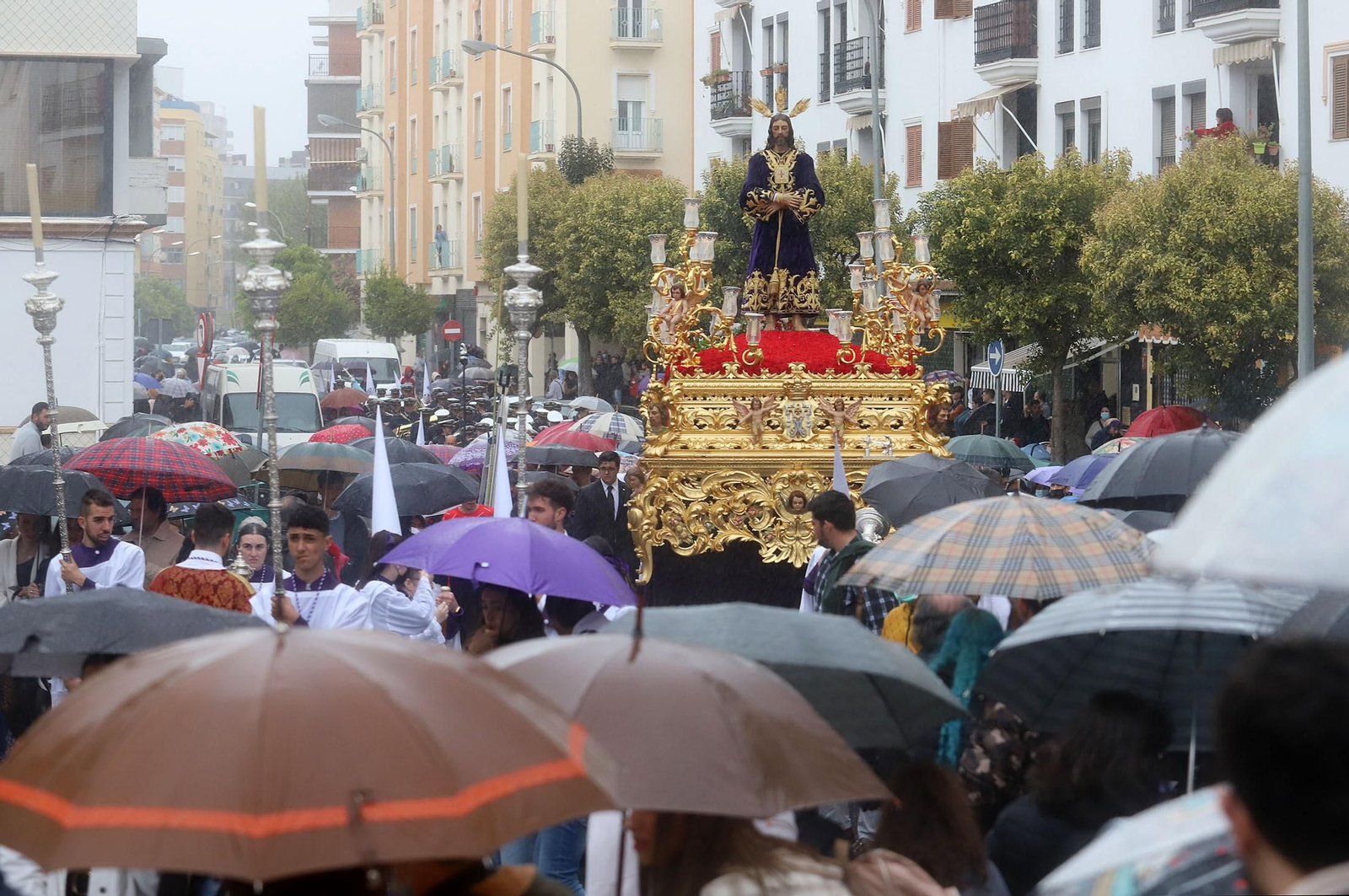 Imágenes de la procesión del Cautivo  bajo la lluvia en Huelva