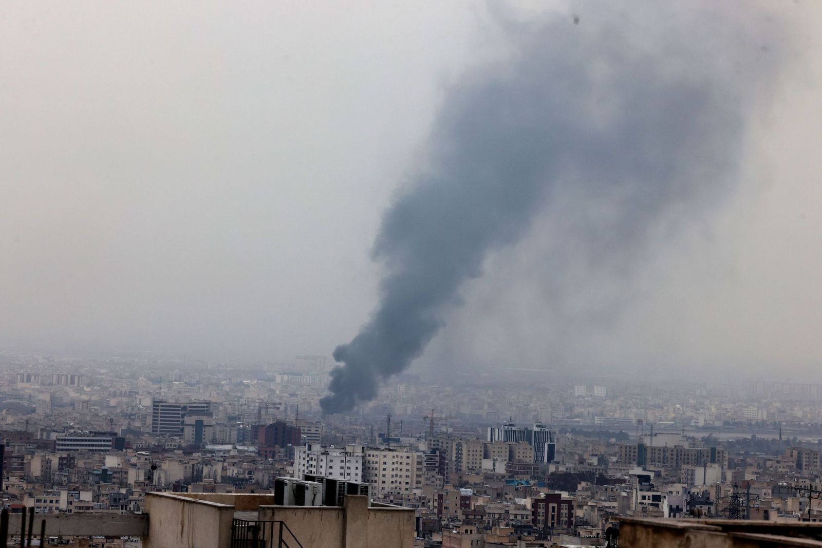 Una columna de humo se eleva sobre Teherán tras un ataque aéreo.