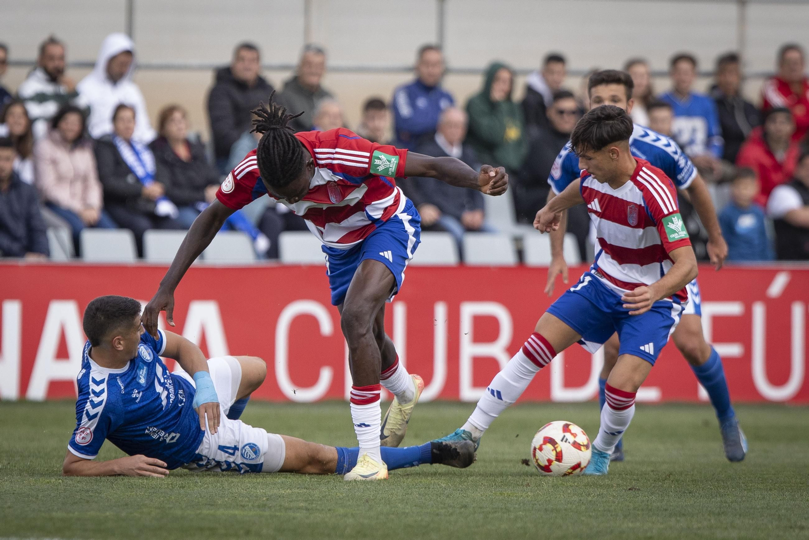 Eghosa trata de superar una entrada de un jugador del Xerez.