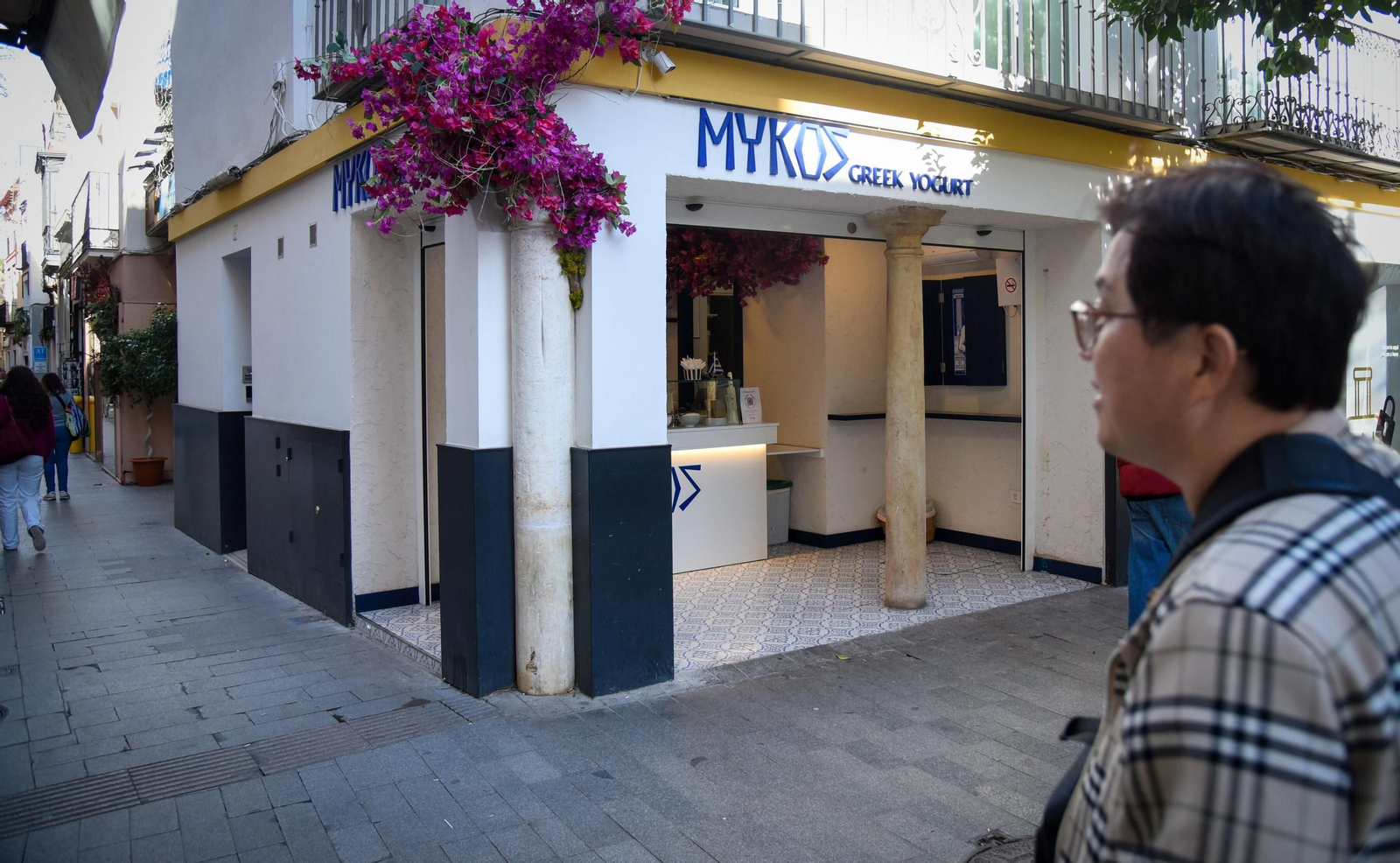 Un comercio de yogur griego en la Plaza del Salvador, esquina con la calle Cuna