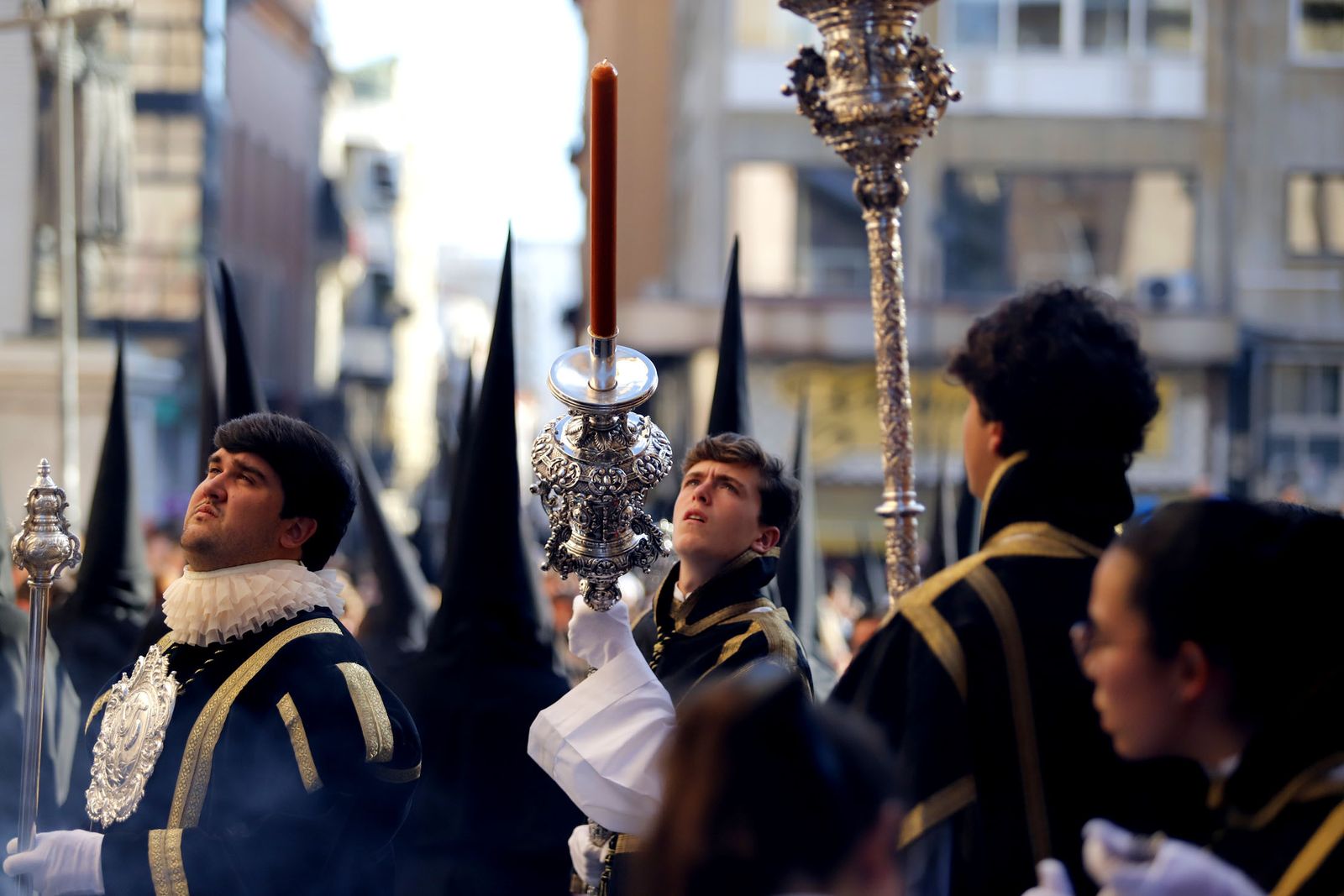 La Hermandad de la Buena Muerte procesiona por las calles de Huelva