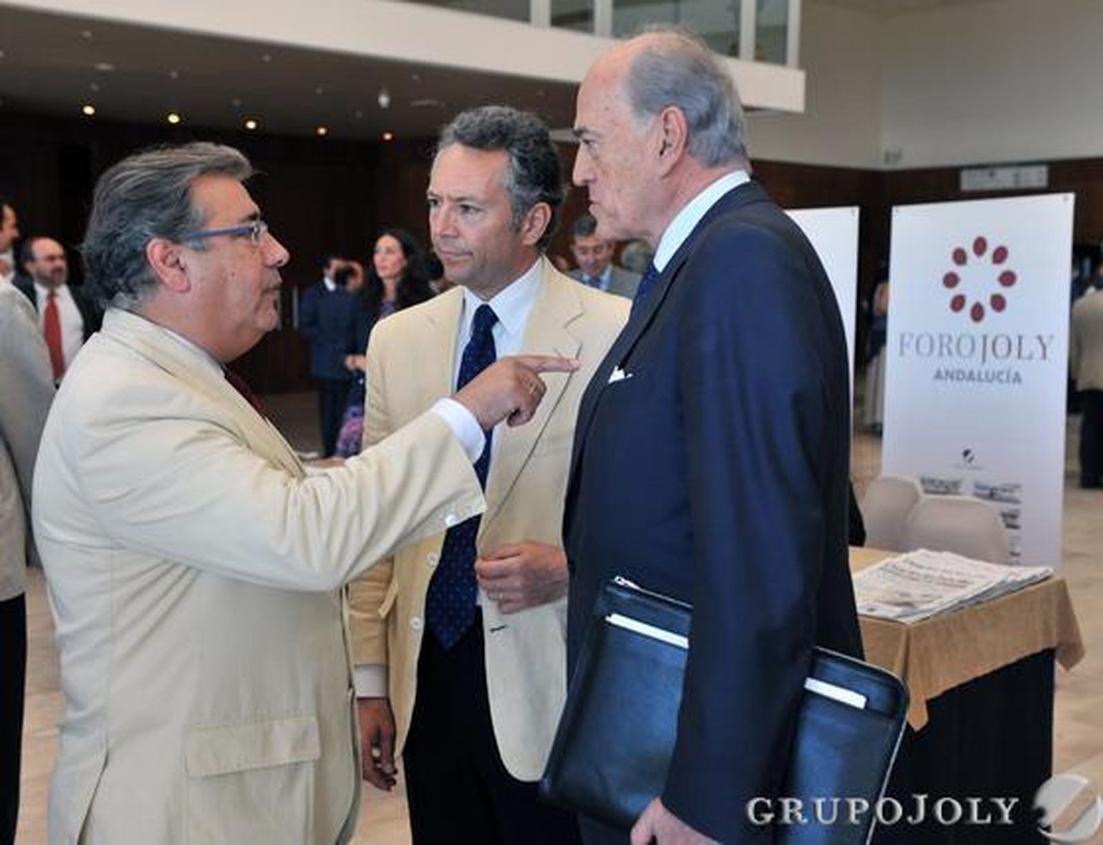 El alcalde de Sevilla, Juan Ignacio Zoido, con José Joly, presidente del Grupo Joly, y Baldomero Falcones.

Foto: Victoria Hidalgo / Juan Carlos Vazquez