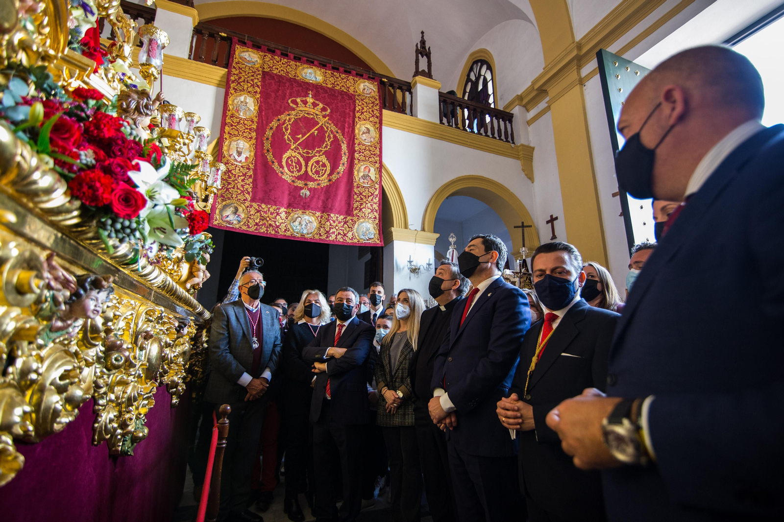 Así ha sido la visita del presidente de la Junta a las hermandades del Lunes Santo de San Fernando