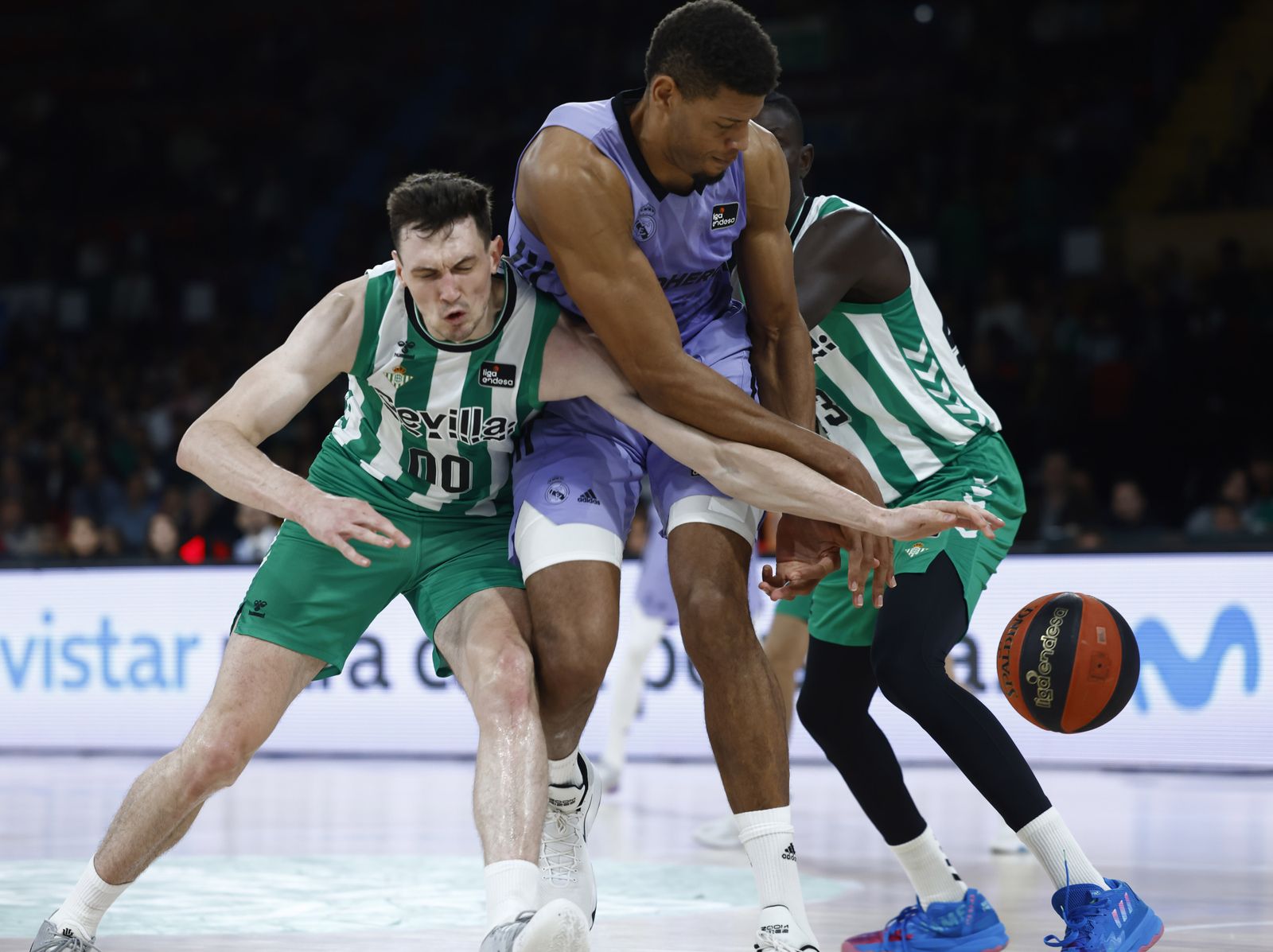 Kurucs y Sylla pugnan por la pelota con Tavares