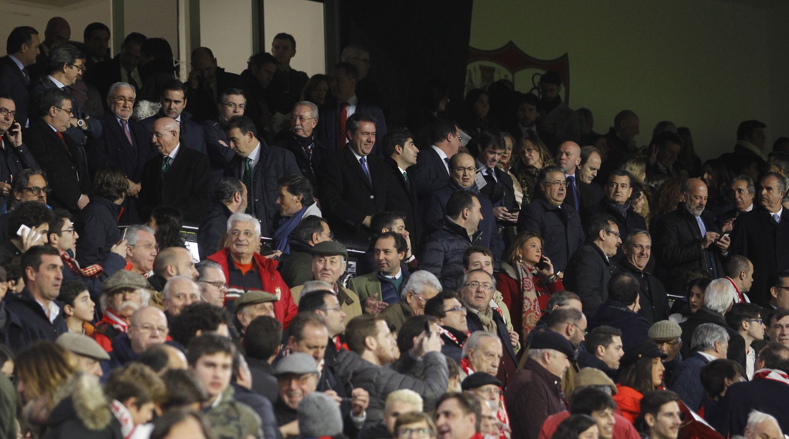 José Castro, al comienzo del derbi, entre Juan Espadas, Ángel Haro, Juan Ignacio Zoido y Antonio Sanz.