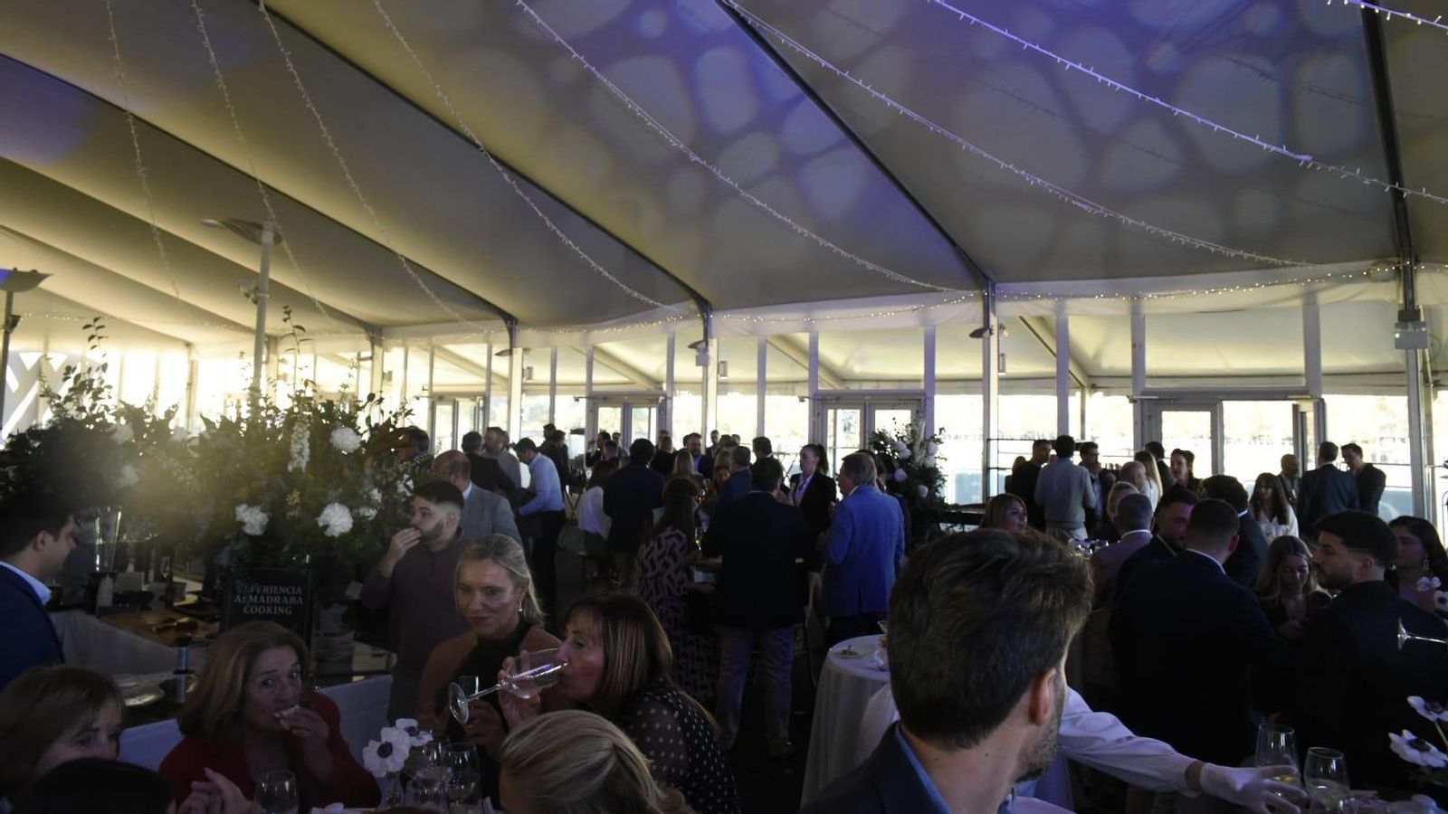 Un momento del cóctel durante el evento del Grupo Barberán