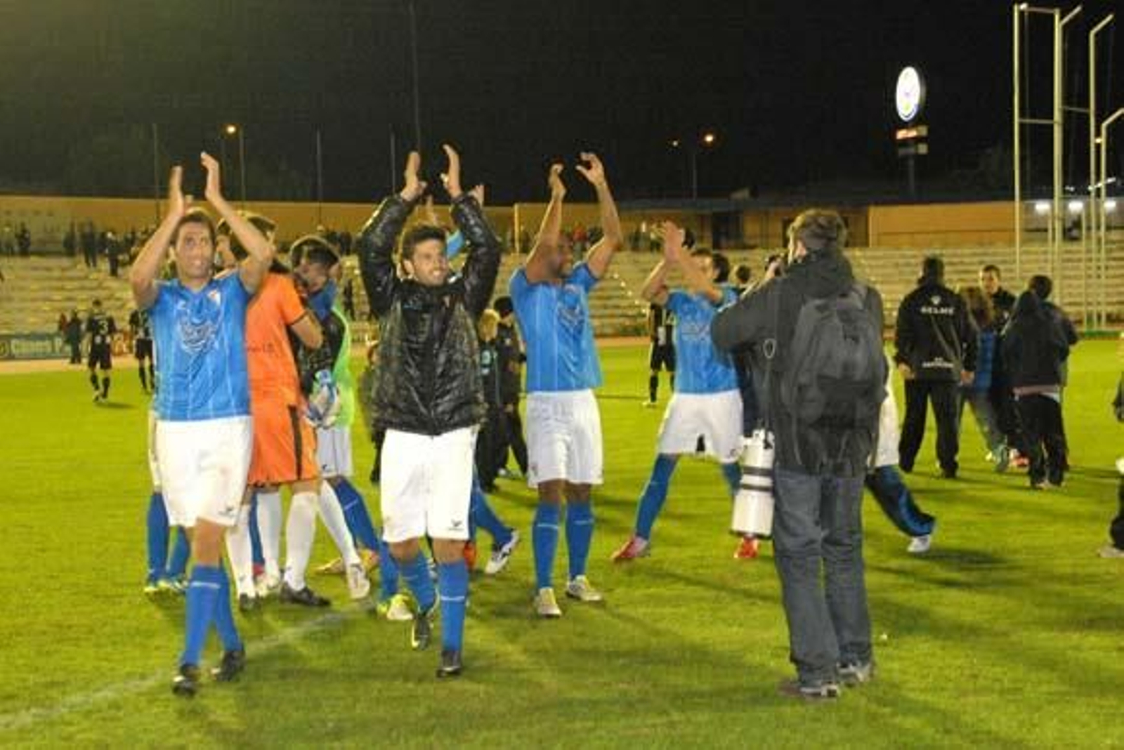 Los jugadores isleños saludan al graderío al término del partido. /Rioja