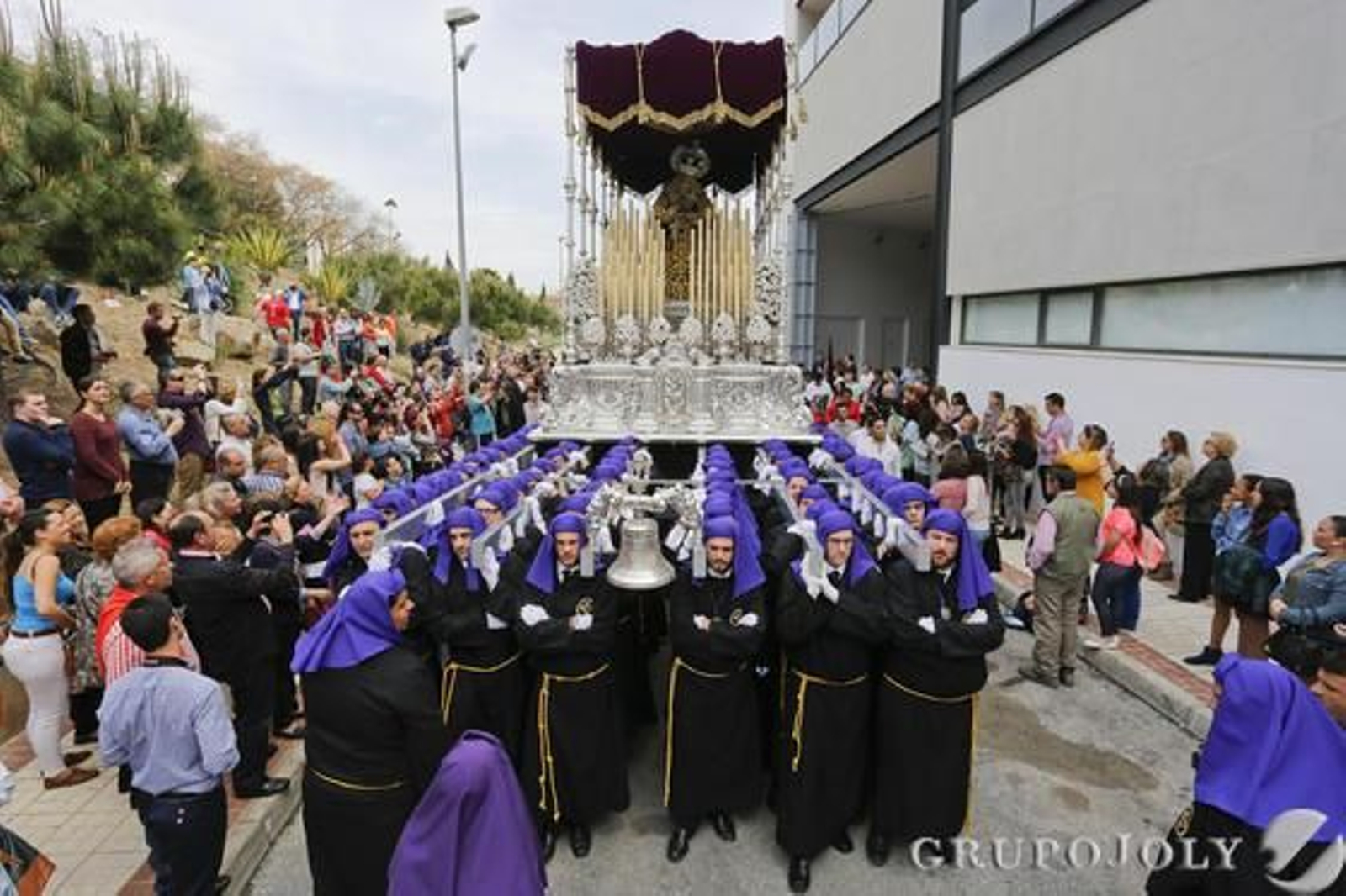 Crucifixión, Gitanos, Dolores del Puente, Pasión, Estudiantes y Cautivo protagonizaron una jornada en claroscuro./ Javier Albiñana