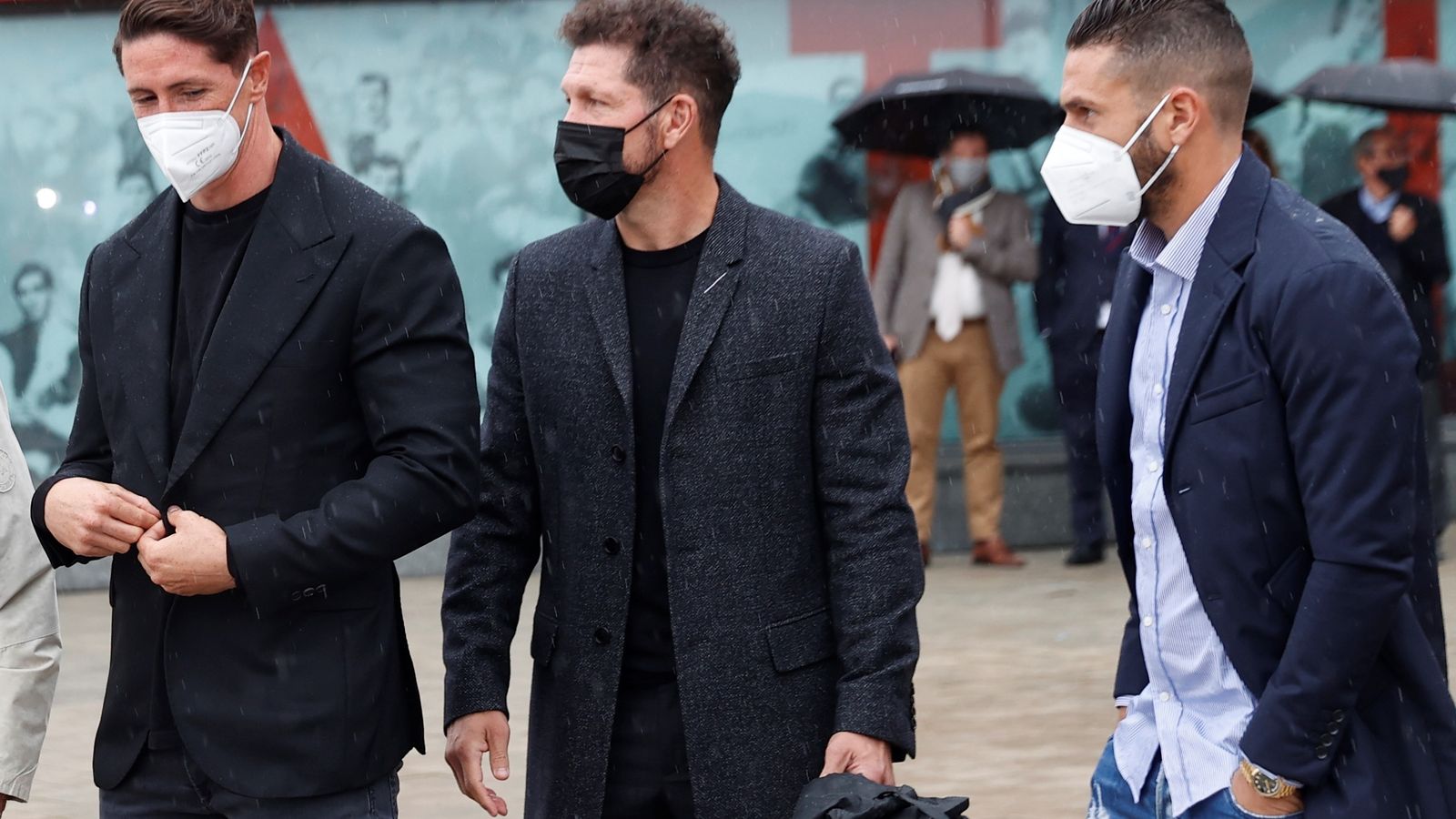 Simeone, entre Fernando Torres y Koke, en el acto.